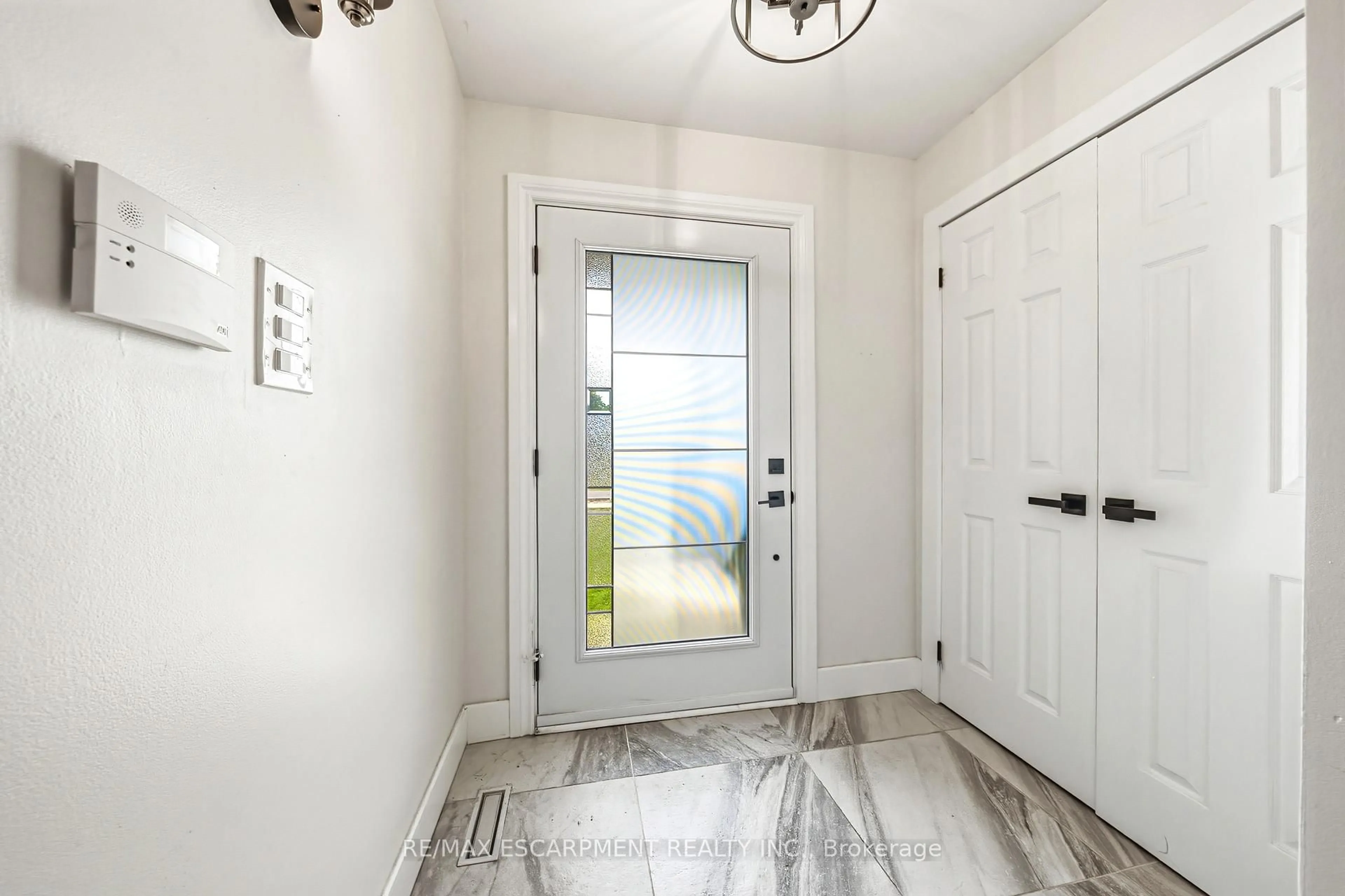Indoor entryway for 2116 Prospect St #C, Burlington Ontario L7R 1Y9