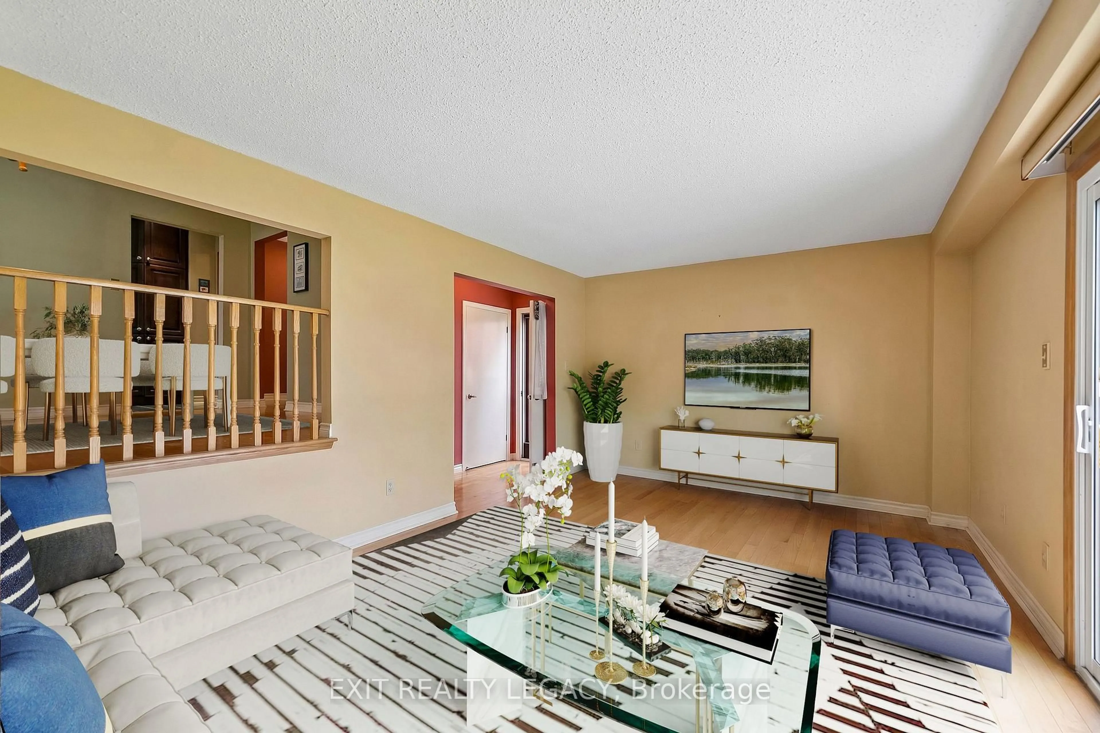 Living room with furniture, unknown for 4051 Pavillion Crt, Mississauga Ontario L5B 2V9