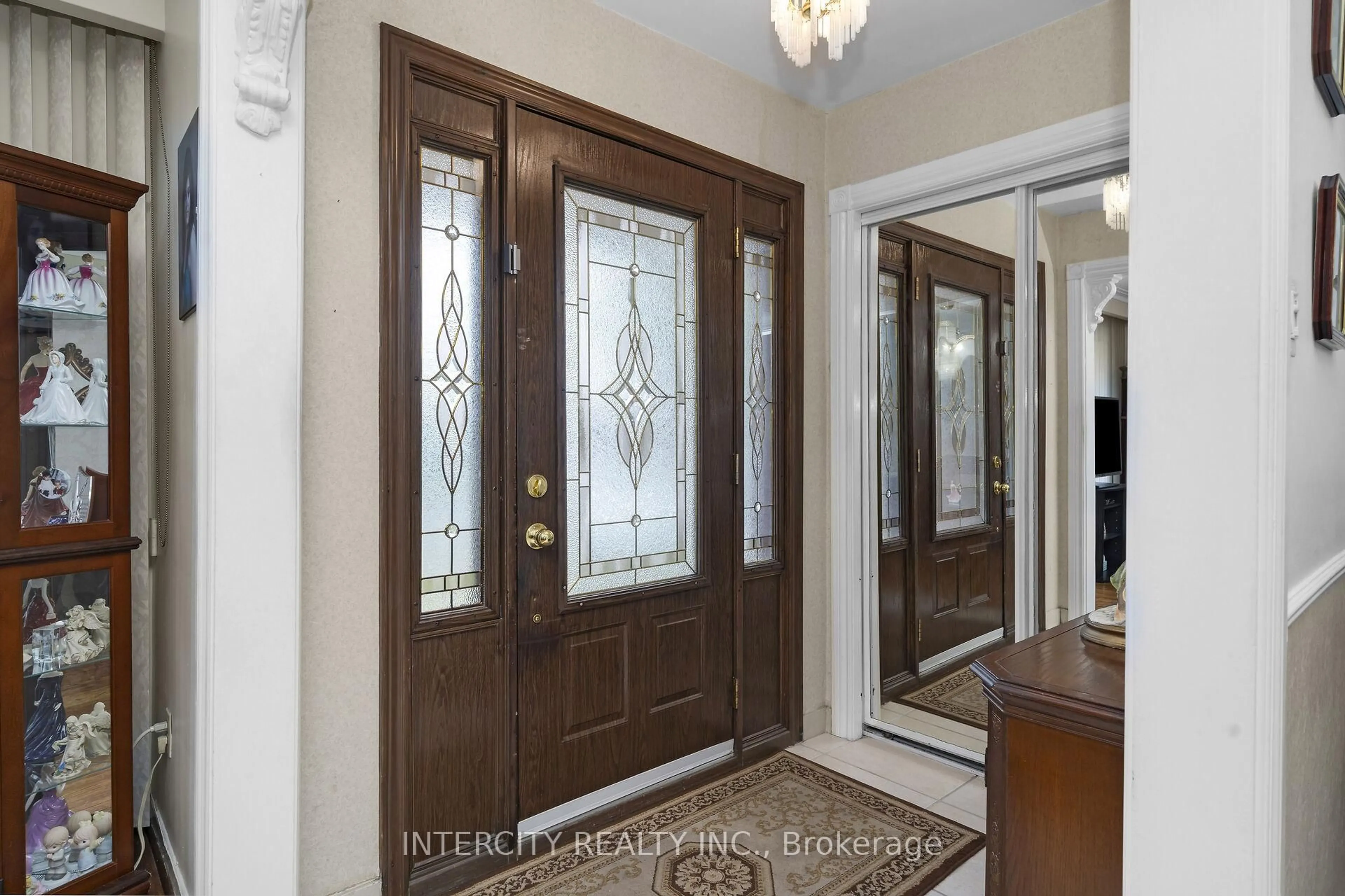 Indoor entryway for 7279 Vernor Dr, Mississauga Ontario L4T 2P5