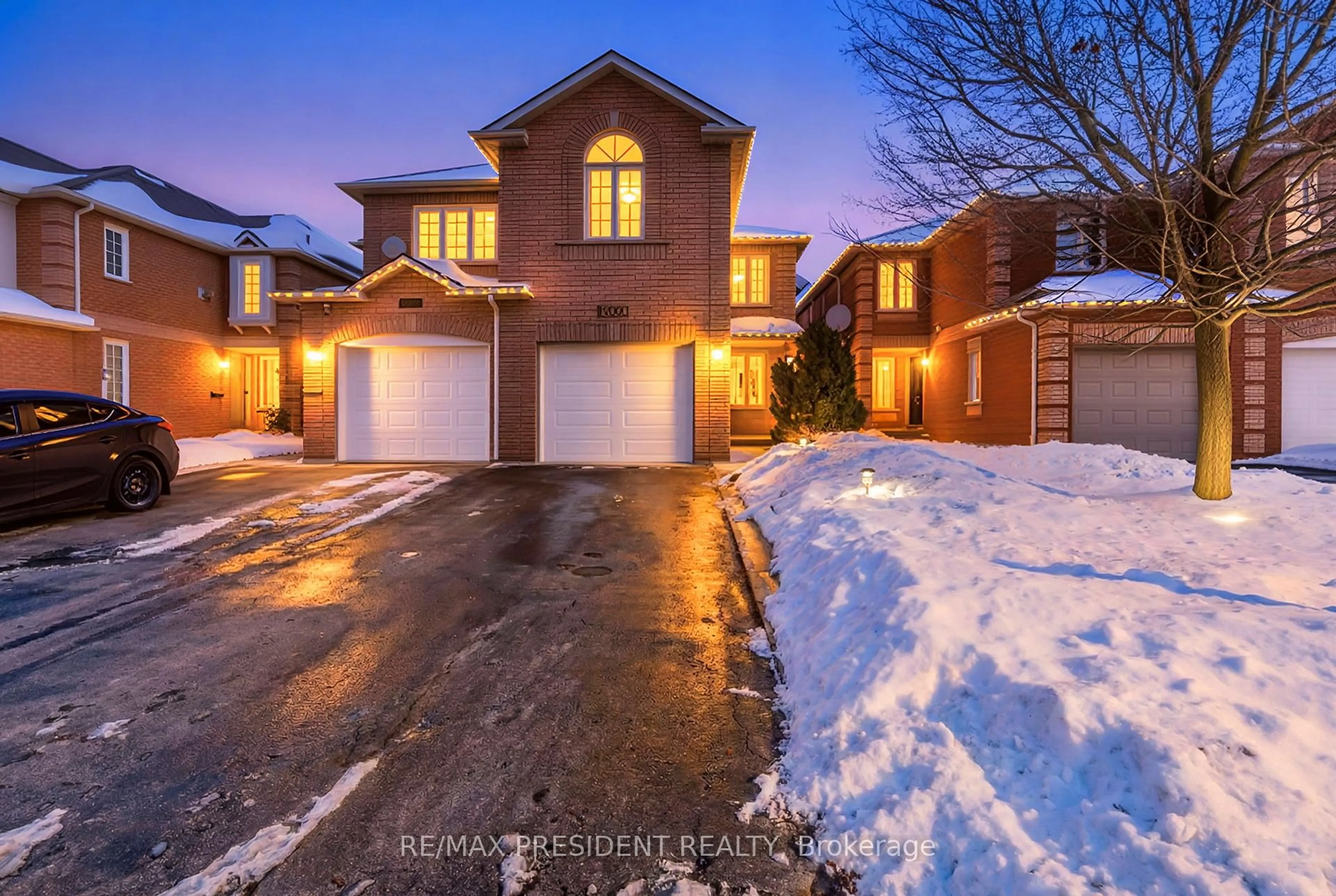 A pic from outside/outdoor area/front of a property/back of a property/a pic from drone, street for 7031 Graydon Crt, Mississauga Ontario L5N 7H4