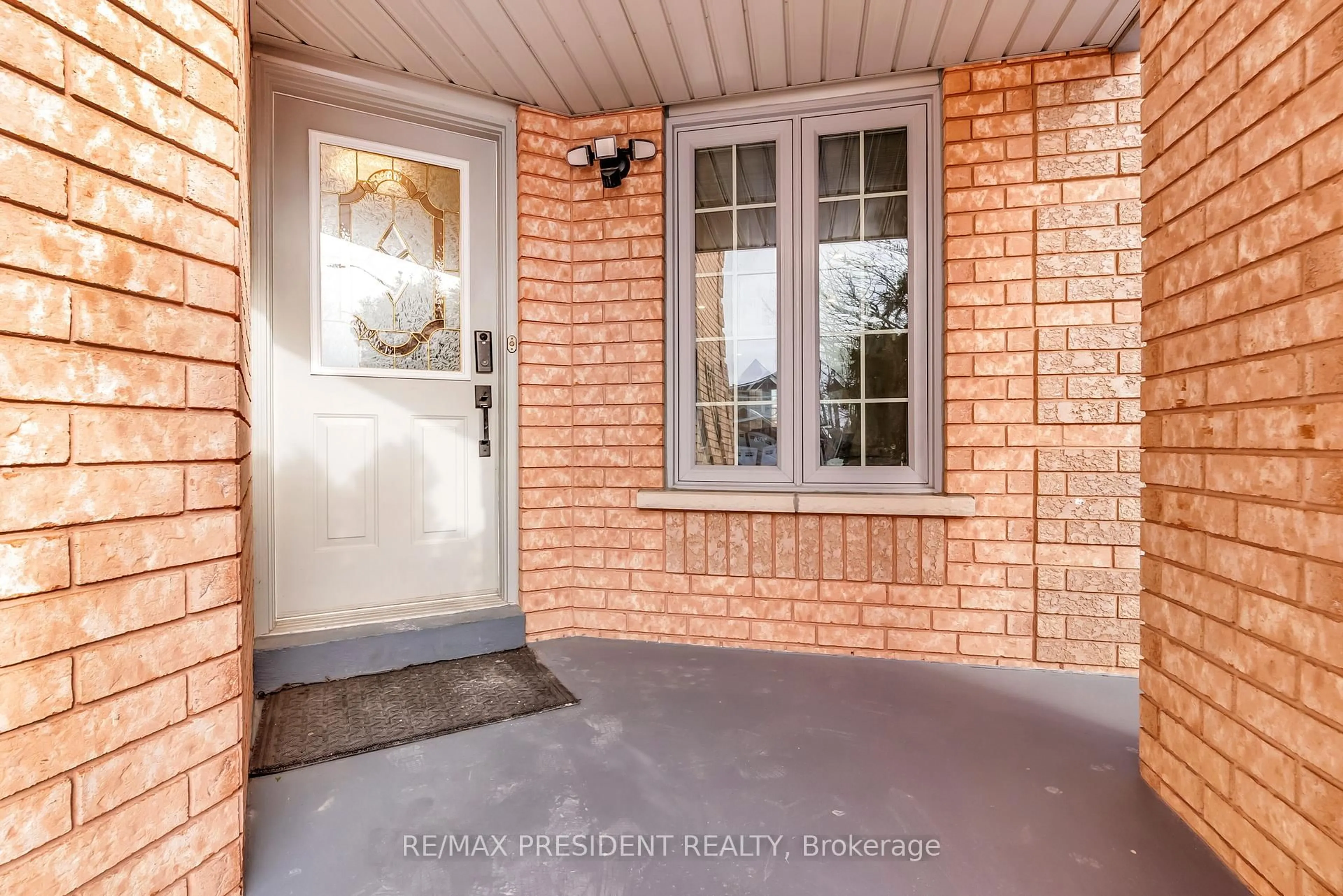 Indoor entryway for 7031 Graydon Crt, Mississauga Ontario L5N 7H4