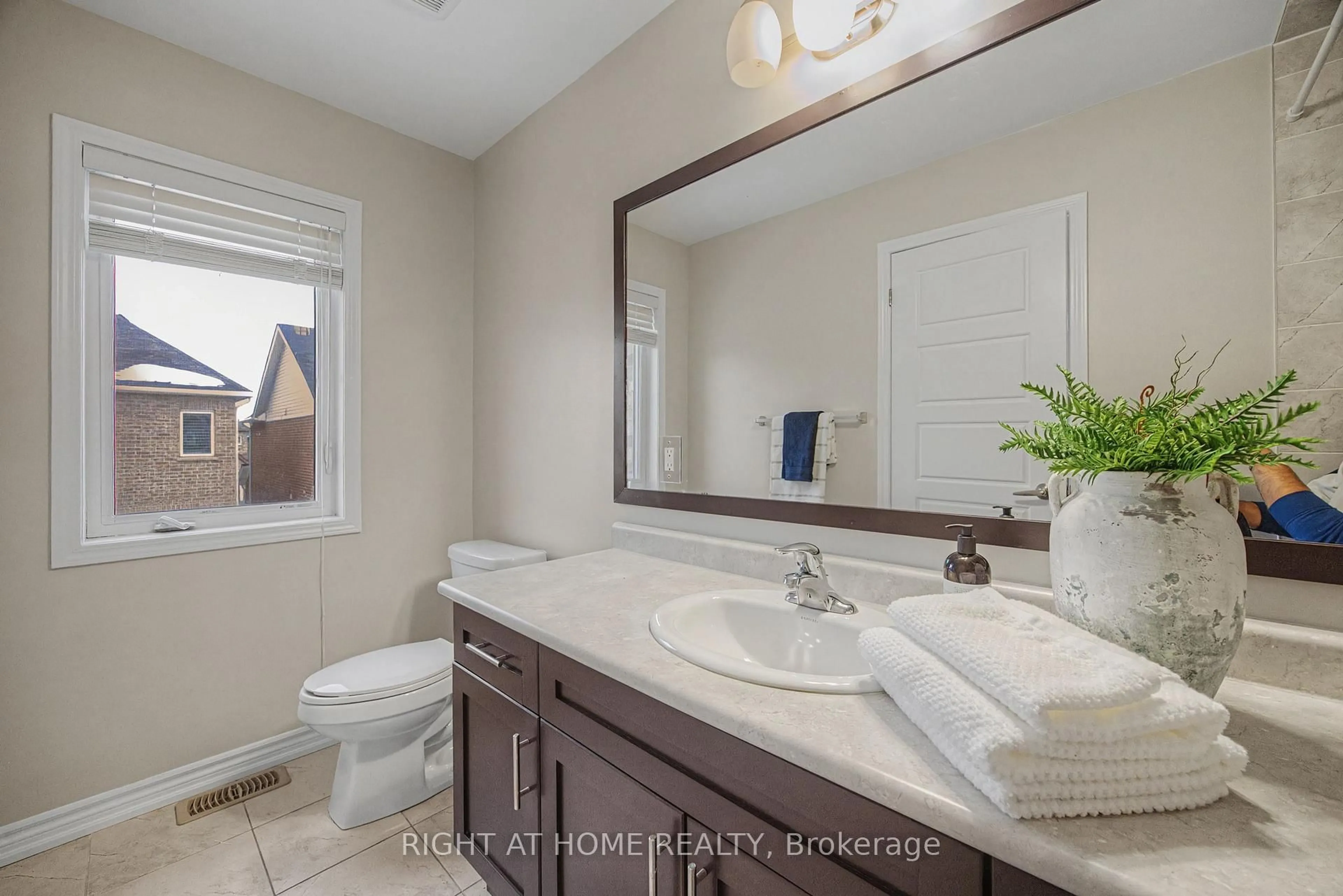 Standard bathroom, ceramic/tile floor for 1235 Mulroney Hts, Milton Ontario L9E 1G1