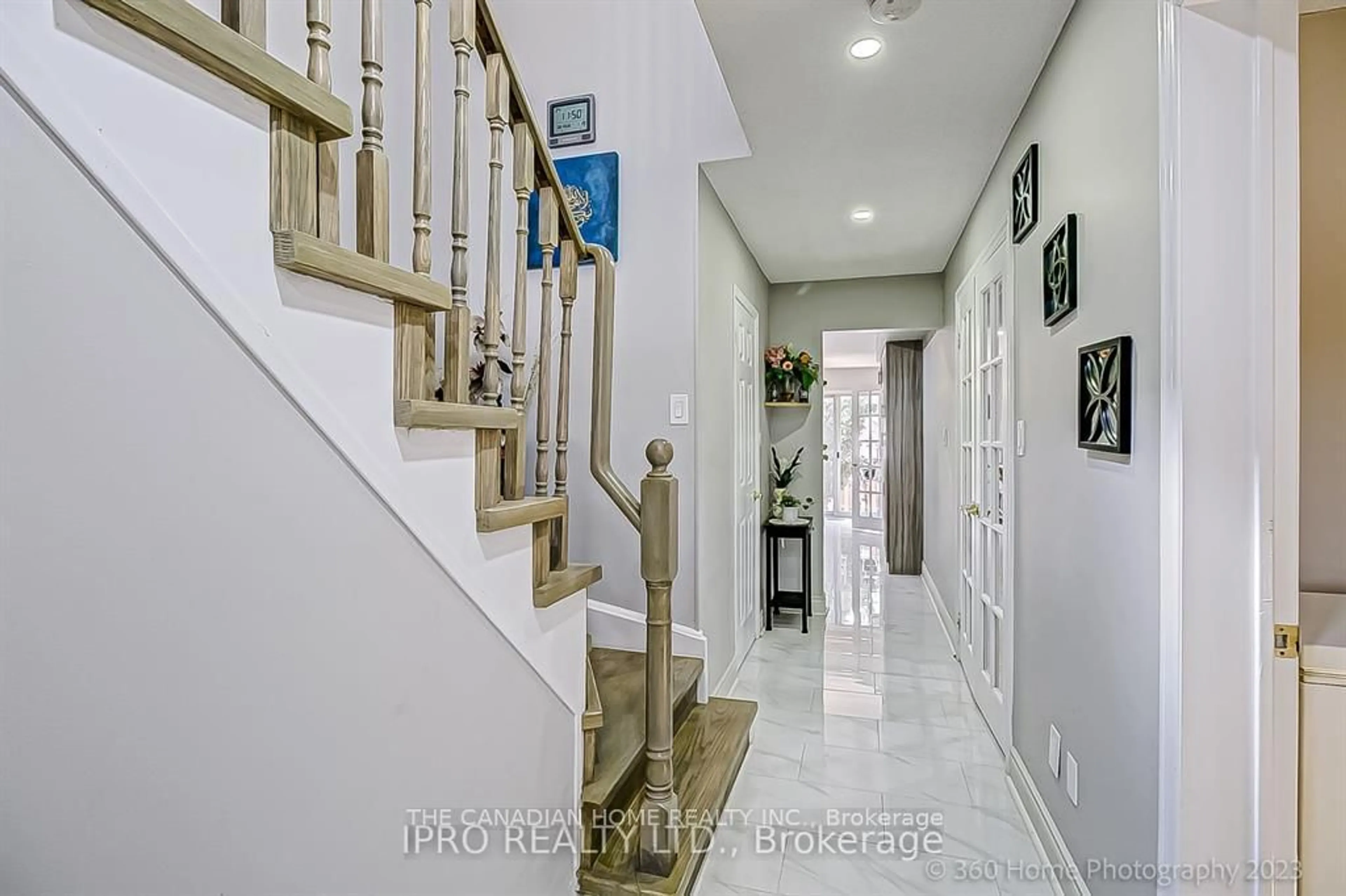 Indoor foyer for 5244 Cinnamon Rd, Mississauga Ontario L5V 1T3