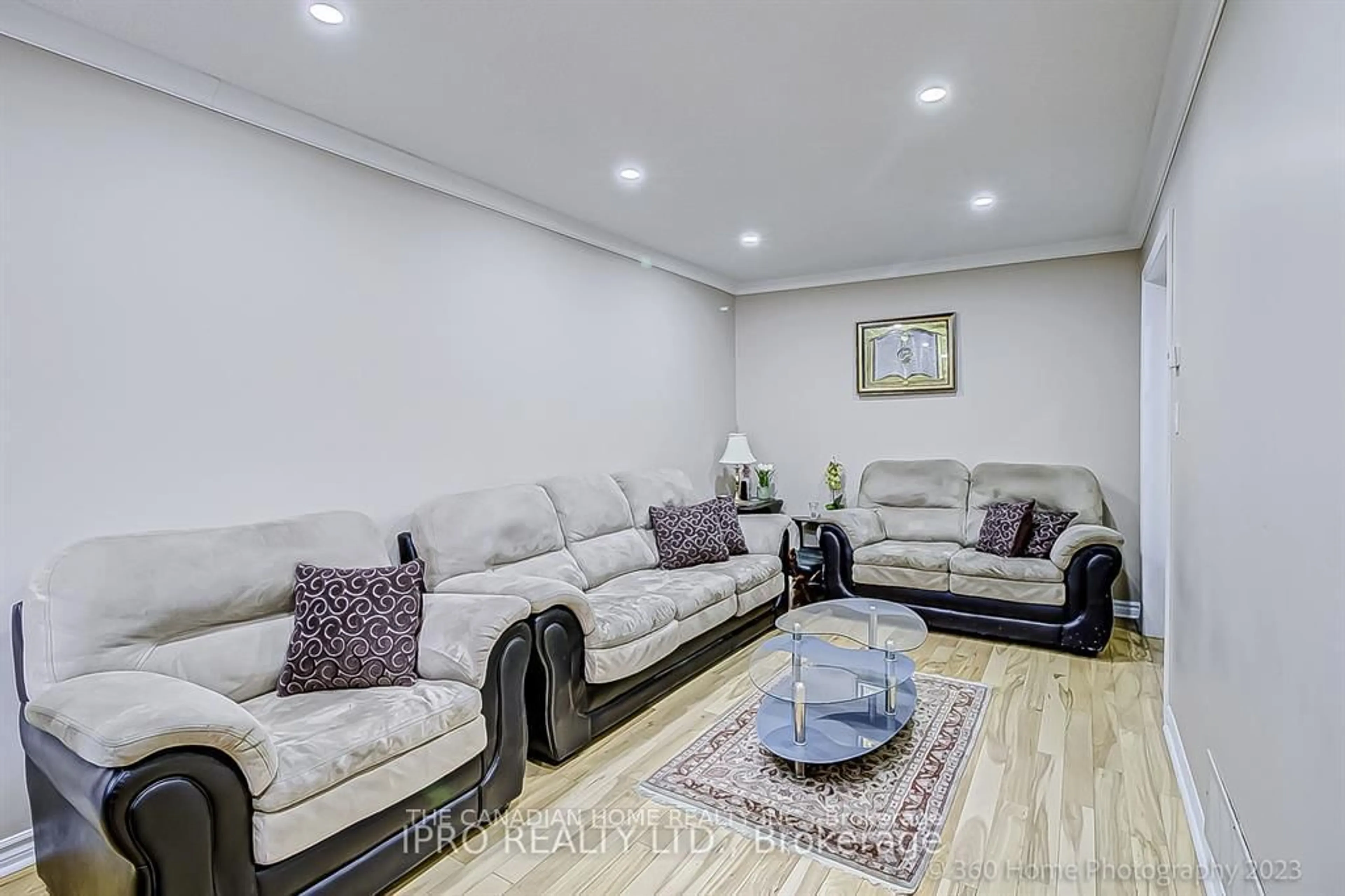 Living room with furniture, unknown for 5244 Cinnamon Rd, Mississauga Ontario L5V 1T3