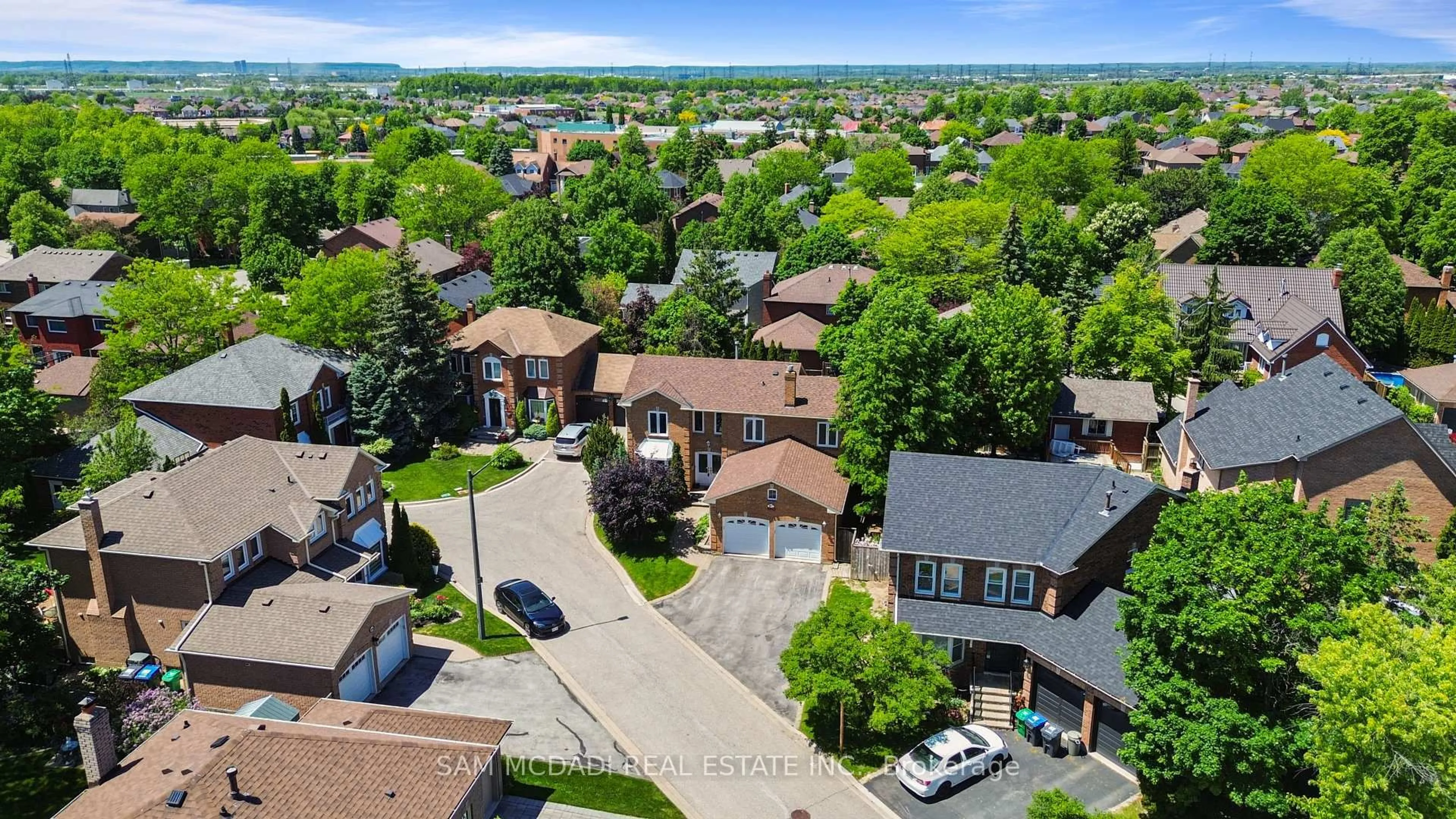 A pic from outside/outdoor area/front of a property/back of a property/a pic from drone, street for 6643 Mockingbird Lane, Mississauga Ontario L5N 5K2