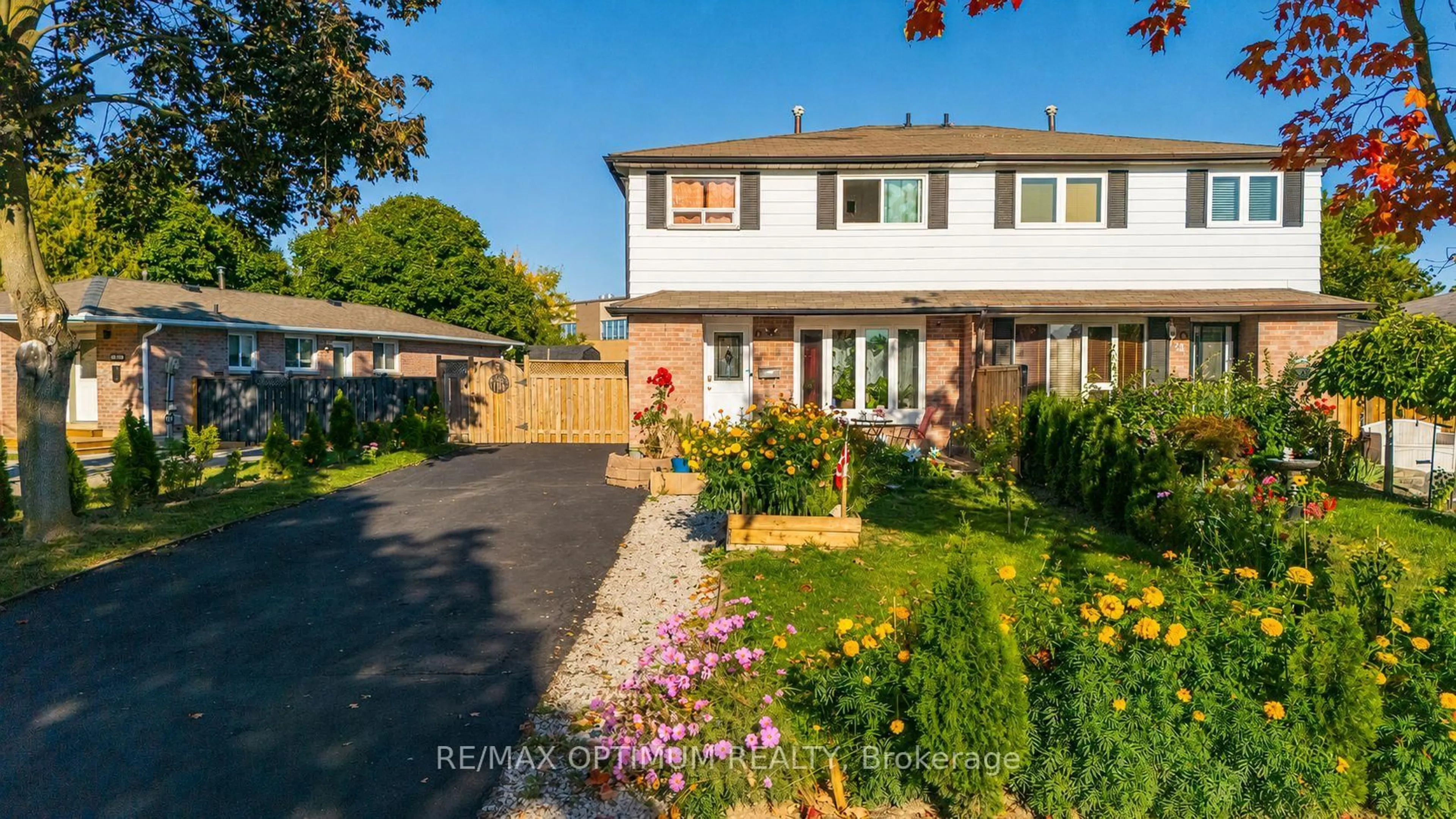 A pic from outside/outdoor area/front of a property/back of a property/a pic from drone, street for 21 Juniper Cres, Brampton Ontario L6S 1J9