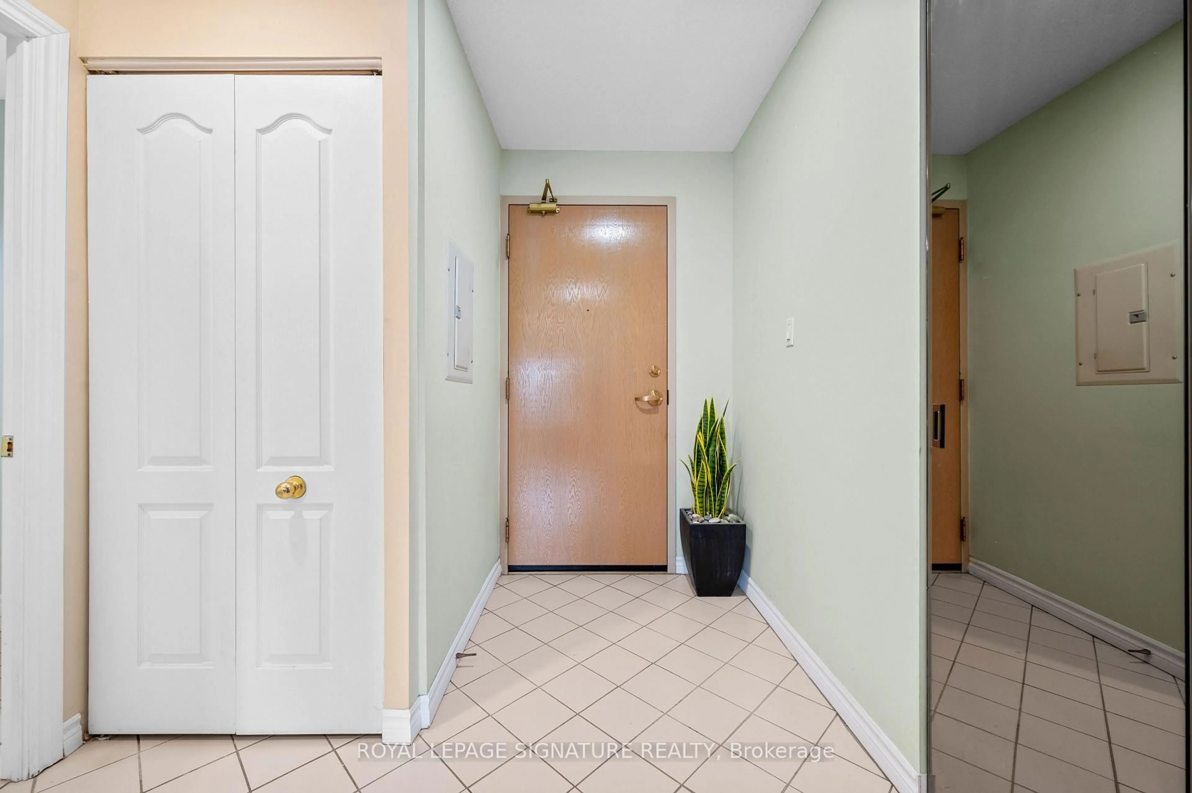 Indoor entryway for 3 Dayspring Circ #205, Brampton Ontario L6P 1B7
