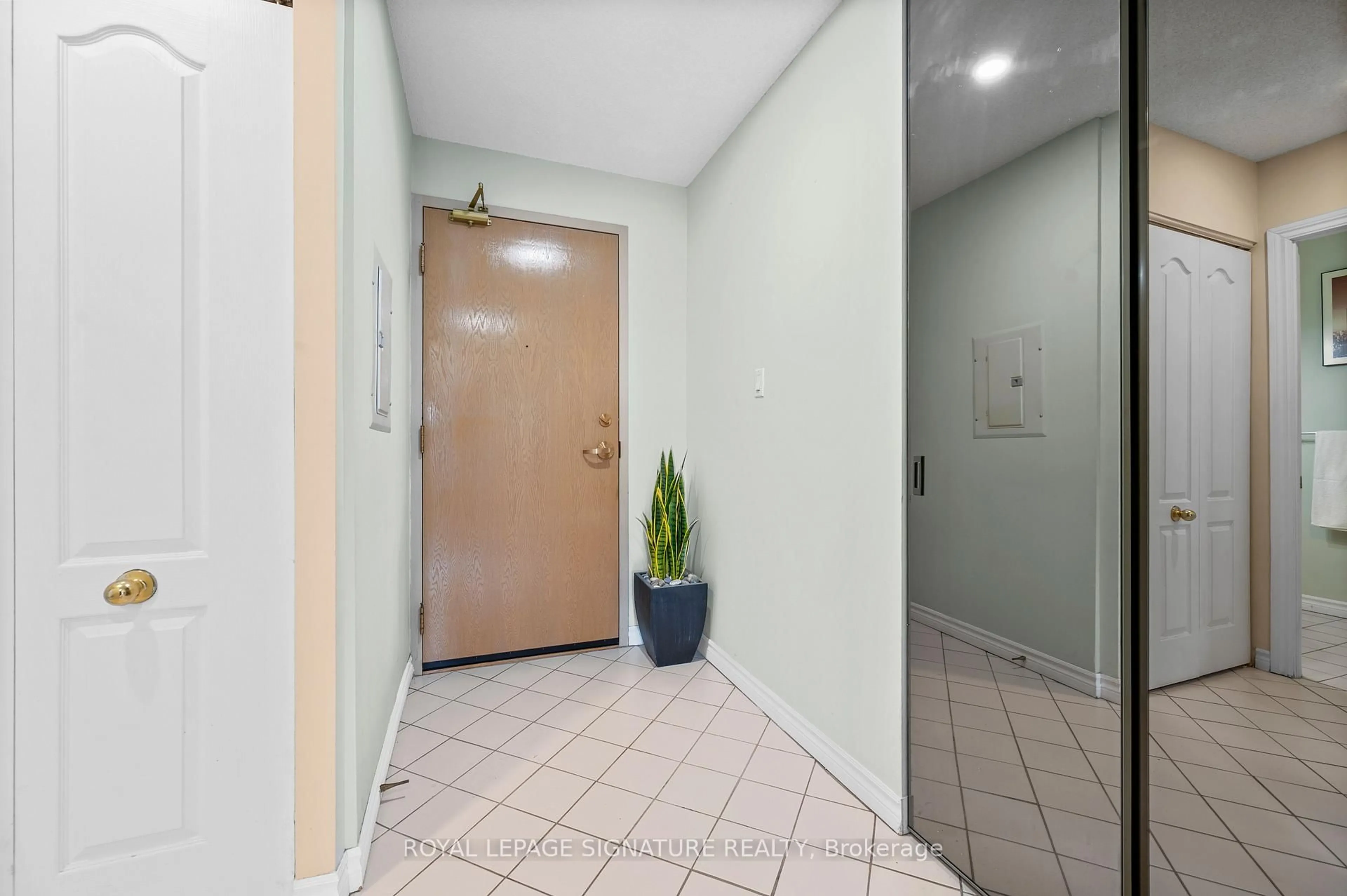 Indoor foyer for 3 Dayspring Circ #205, Brampton Ontario L6P 1B7