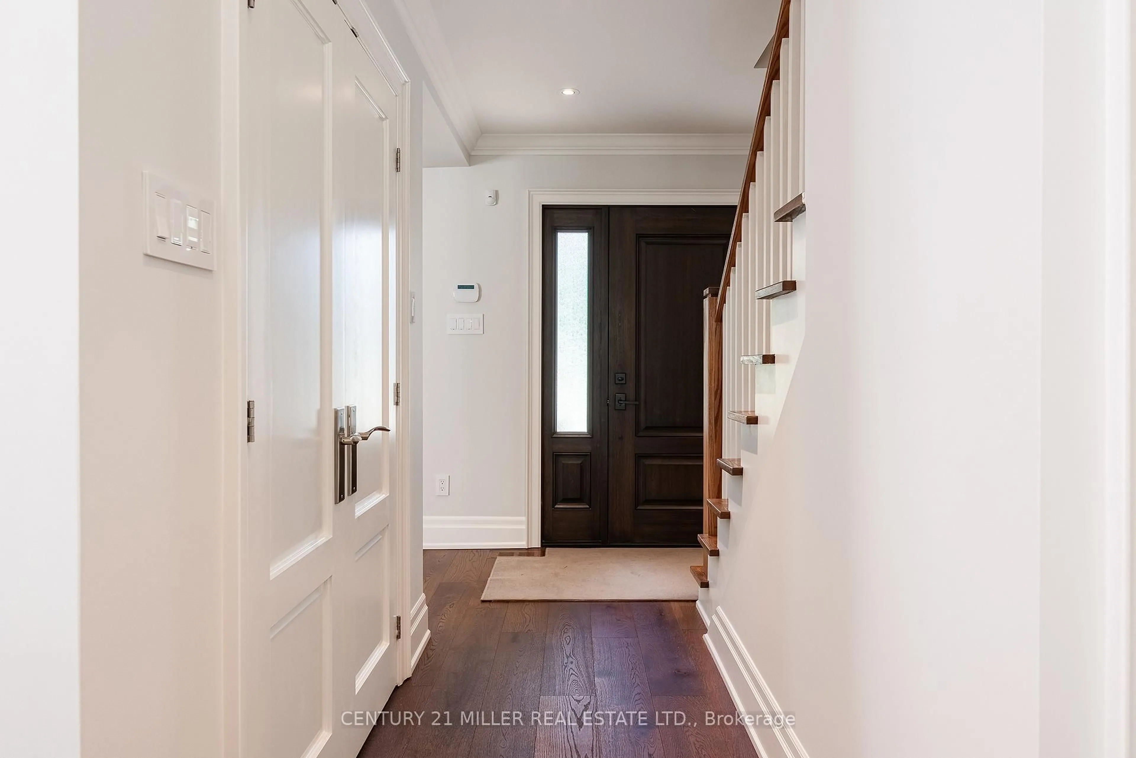Indoor entryway for 27 Wilson St, Oakville Ontario L6K 3G2
