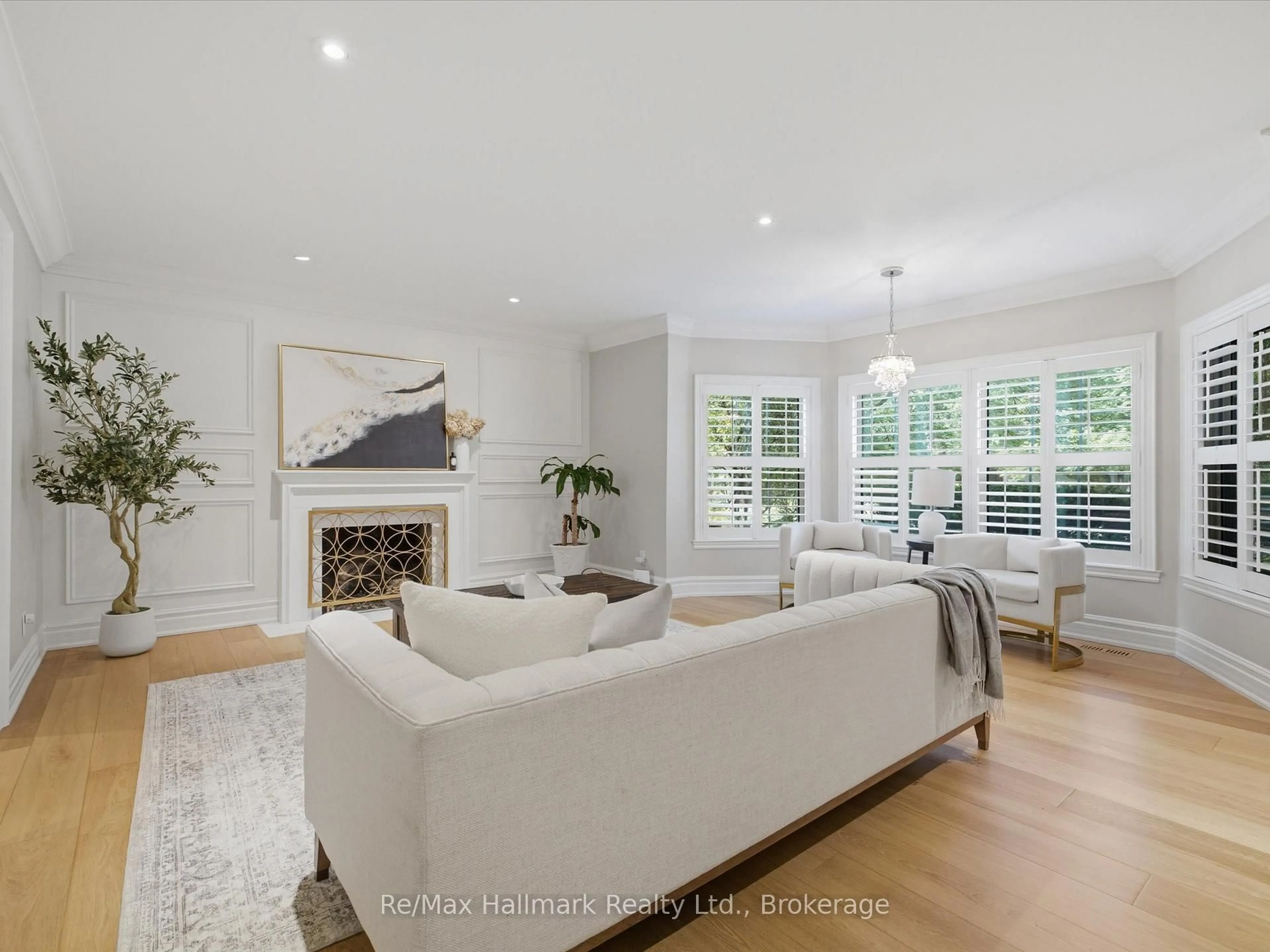 Living room with furniture, unknown for 153 Cairncroft Rd, Oakville Ontario L6J 4L8