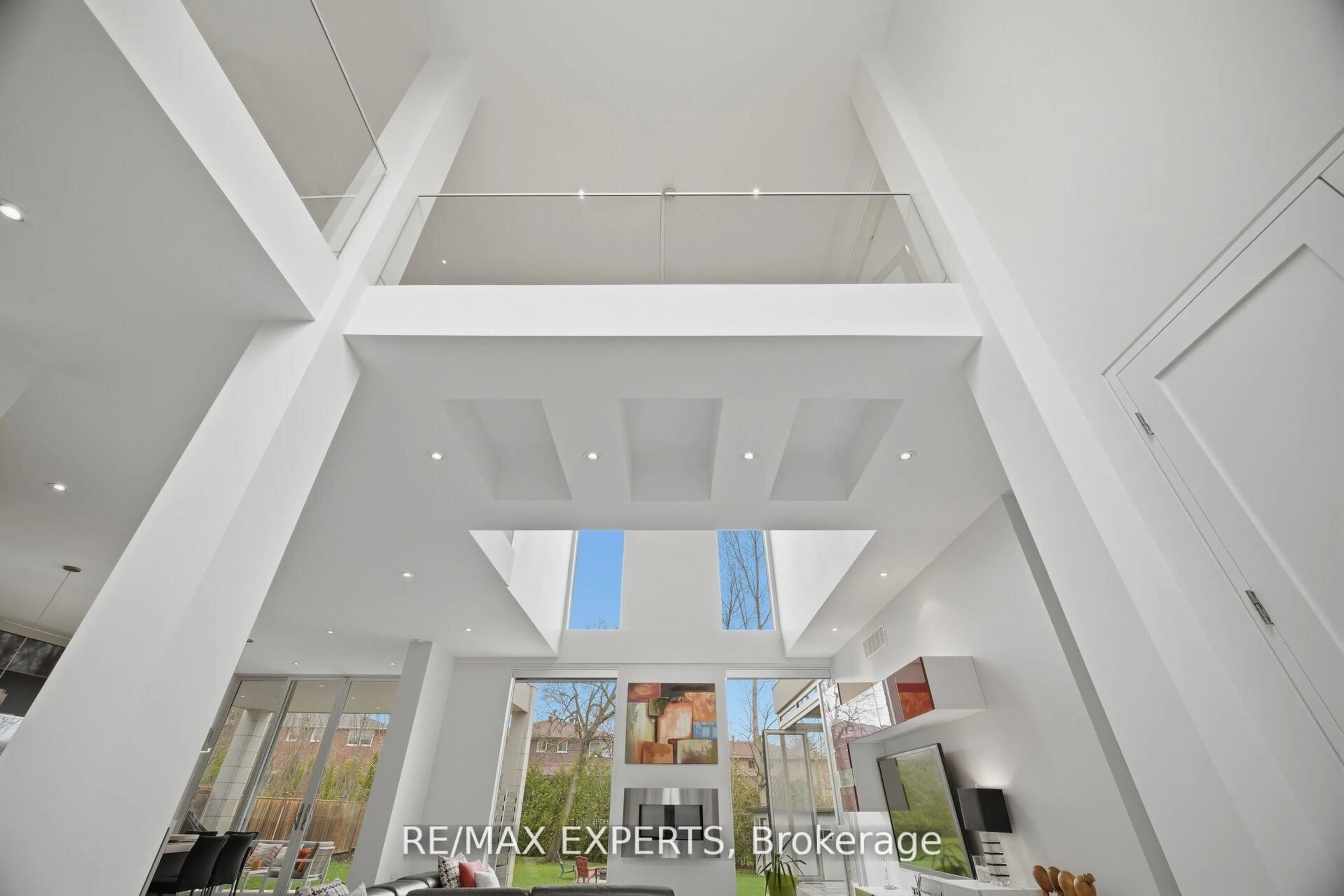 Indoor foyer for 1527 Glenhill Cres, Mississauga Ontario L5H 3C4
