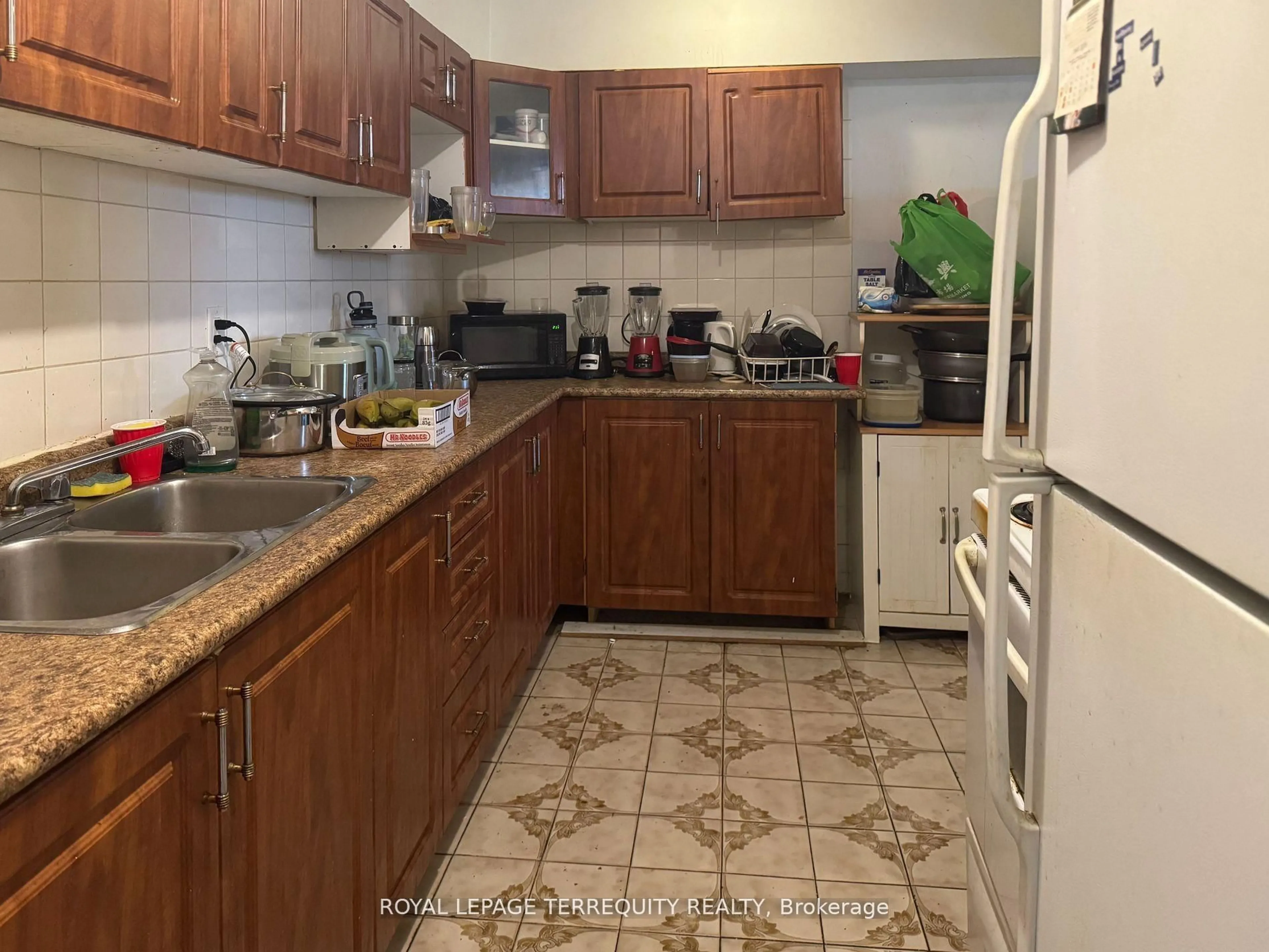 Standard kitchen, unknown for 15 London Green Crt #409, Toronto Ontario M3N 1K4