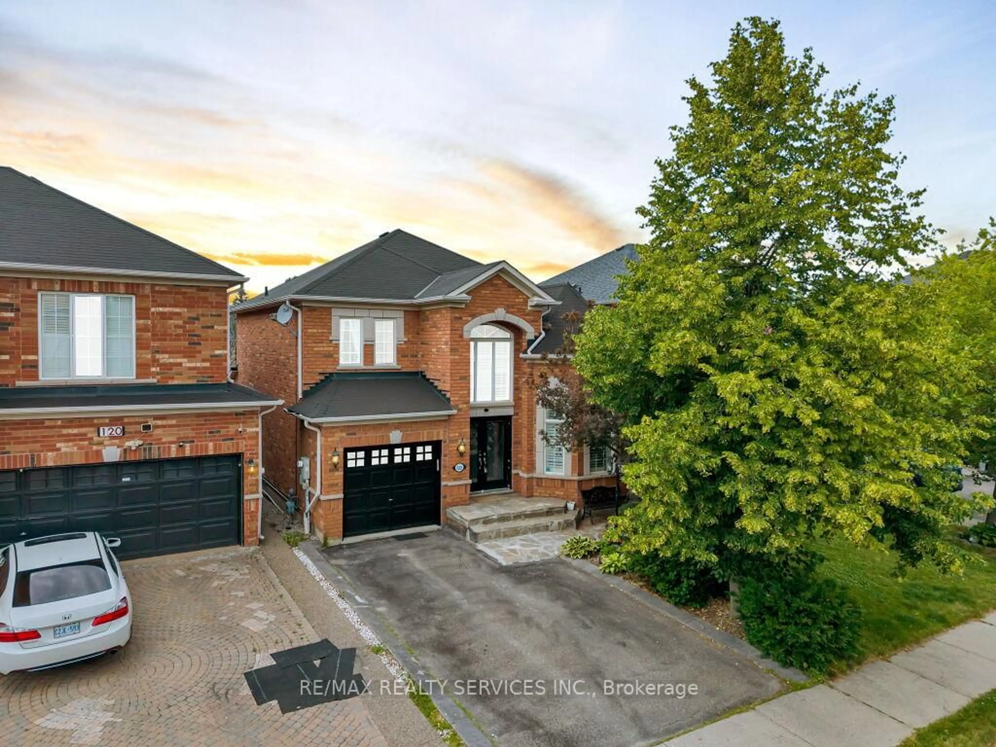 A pic from outside/outdoor area/front of a property/back of a property/a pic from drone, street for 122 Dells Cres, Brampton Ontario L7A 2X1