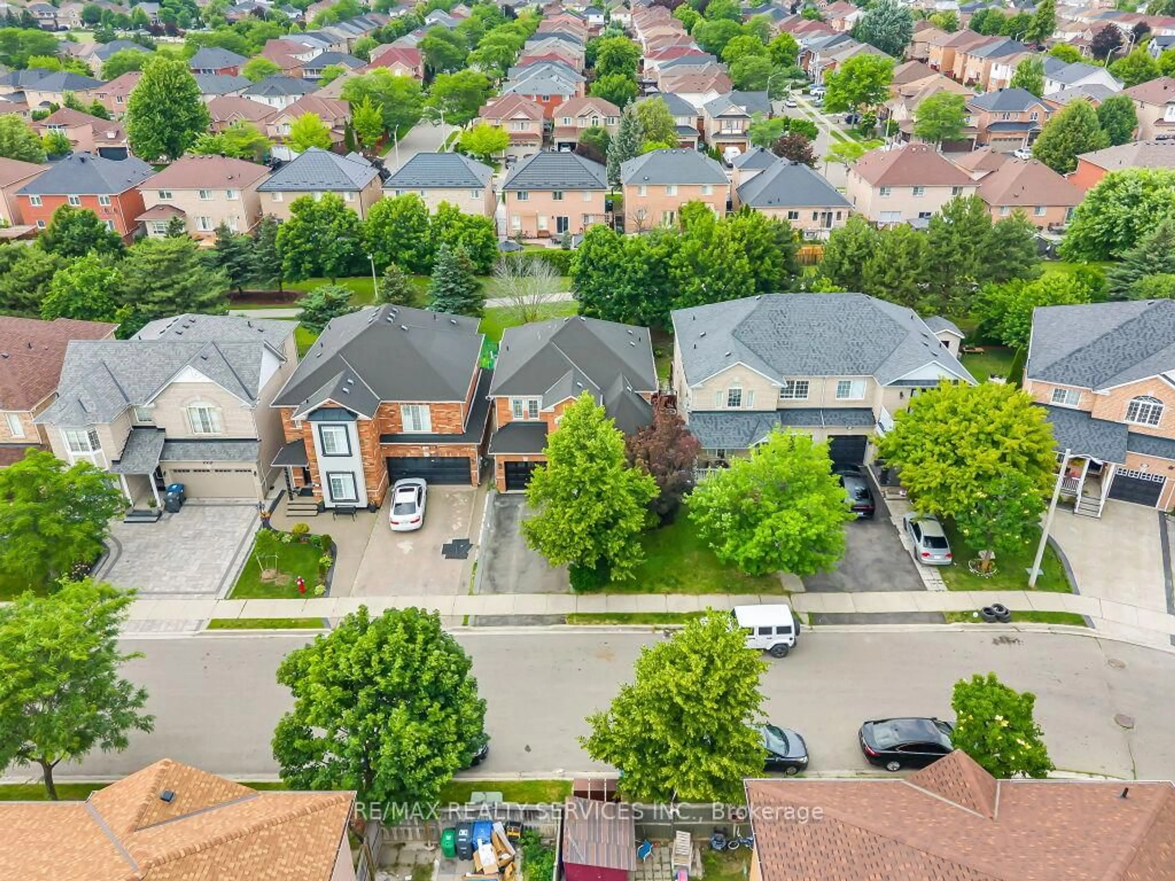A pic from outside/outdoor area/front of a property/back of a property/a pic from drone, street for 122 Dells Cres, Brampton Ontario L7A 2X1