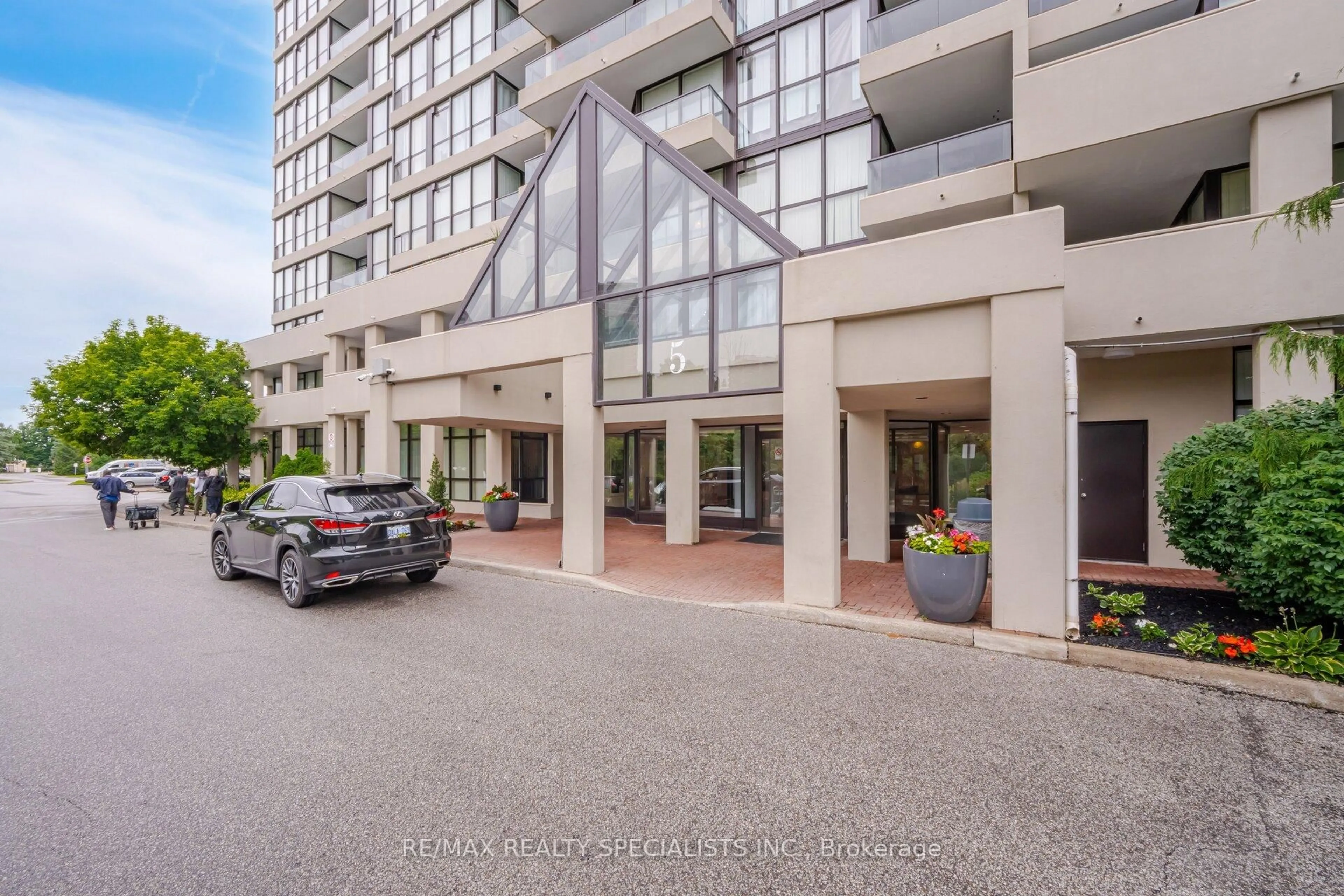 Indoor foyer for 5 Rowntree Rd #805, Toronto Ontario M9V 5G9