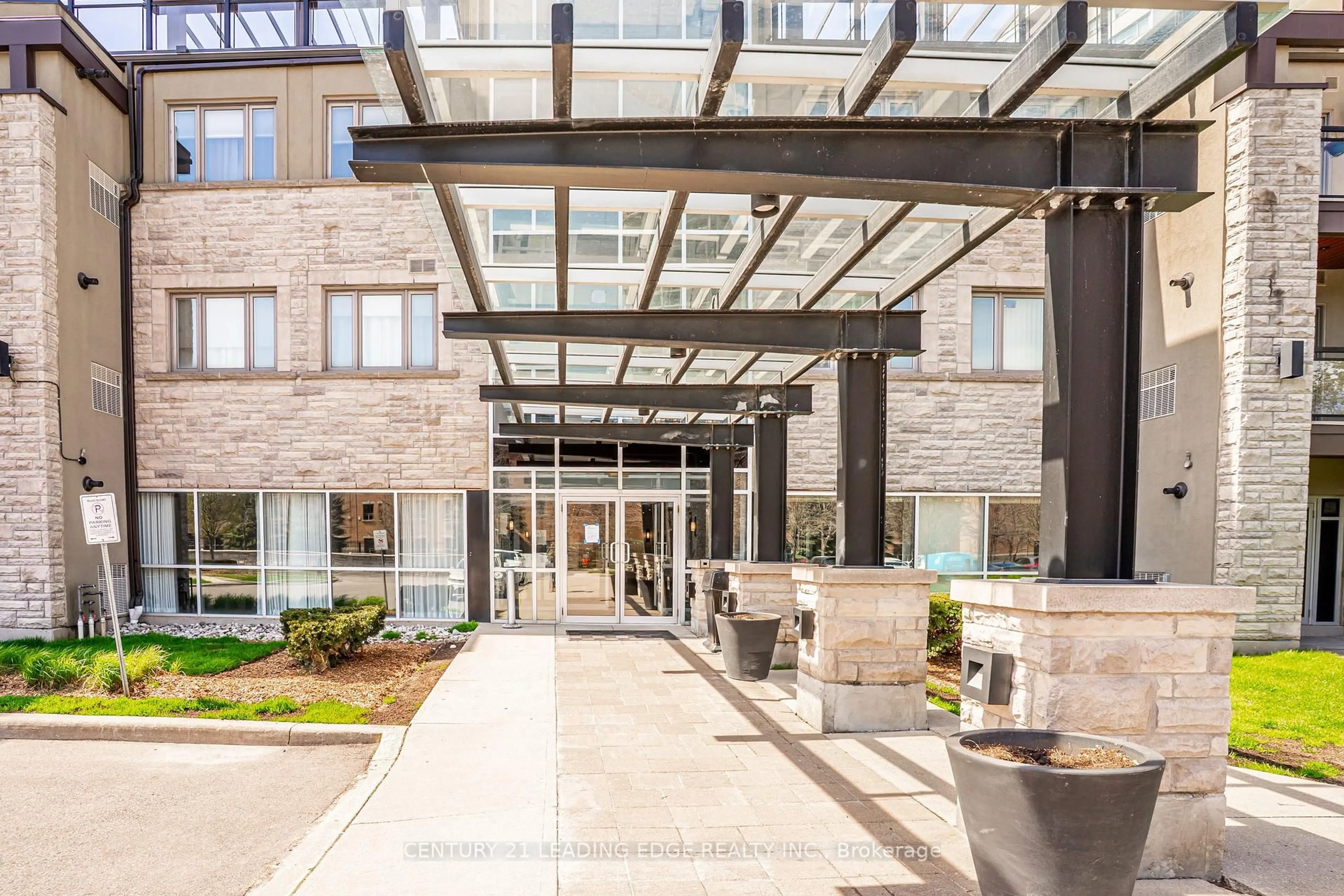 Indoor foyer for 570 Lolita Gdns #421, Mississauga Ontario L5A 3T2