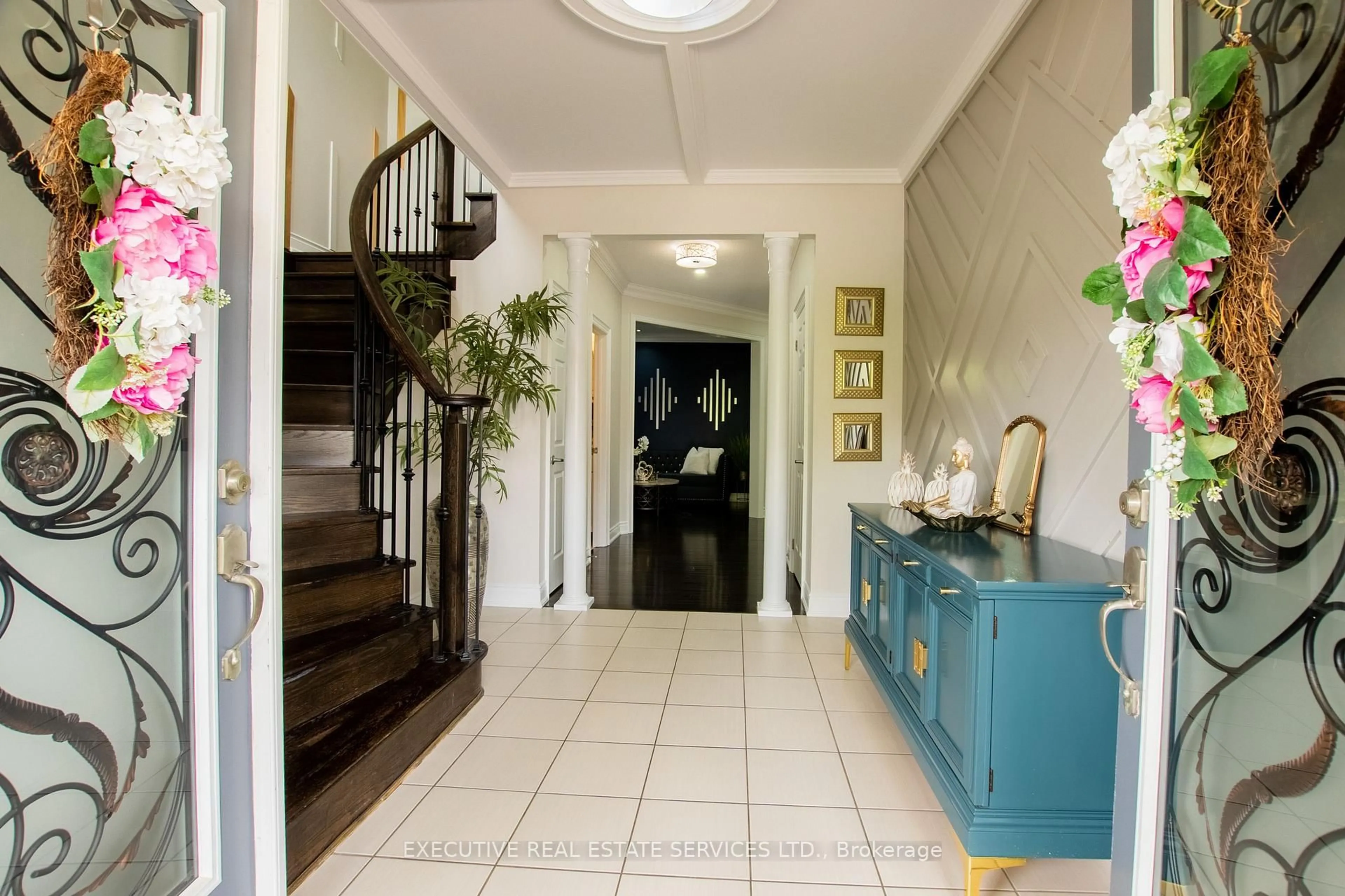 Indoor foyer for 22 Valleyway Dr, Brampton Ontario L6X 5G3