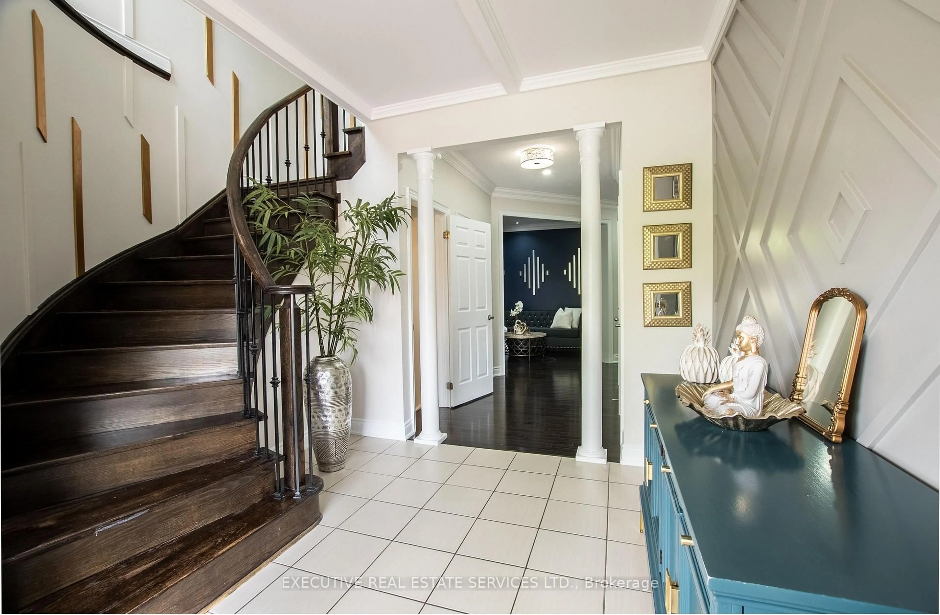 Indoor entryway for 22 Valleyway Dr, Brampton Ontario L6X 5G3