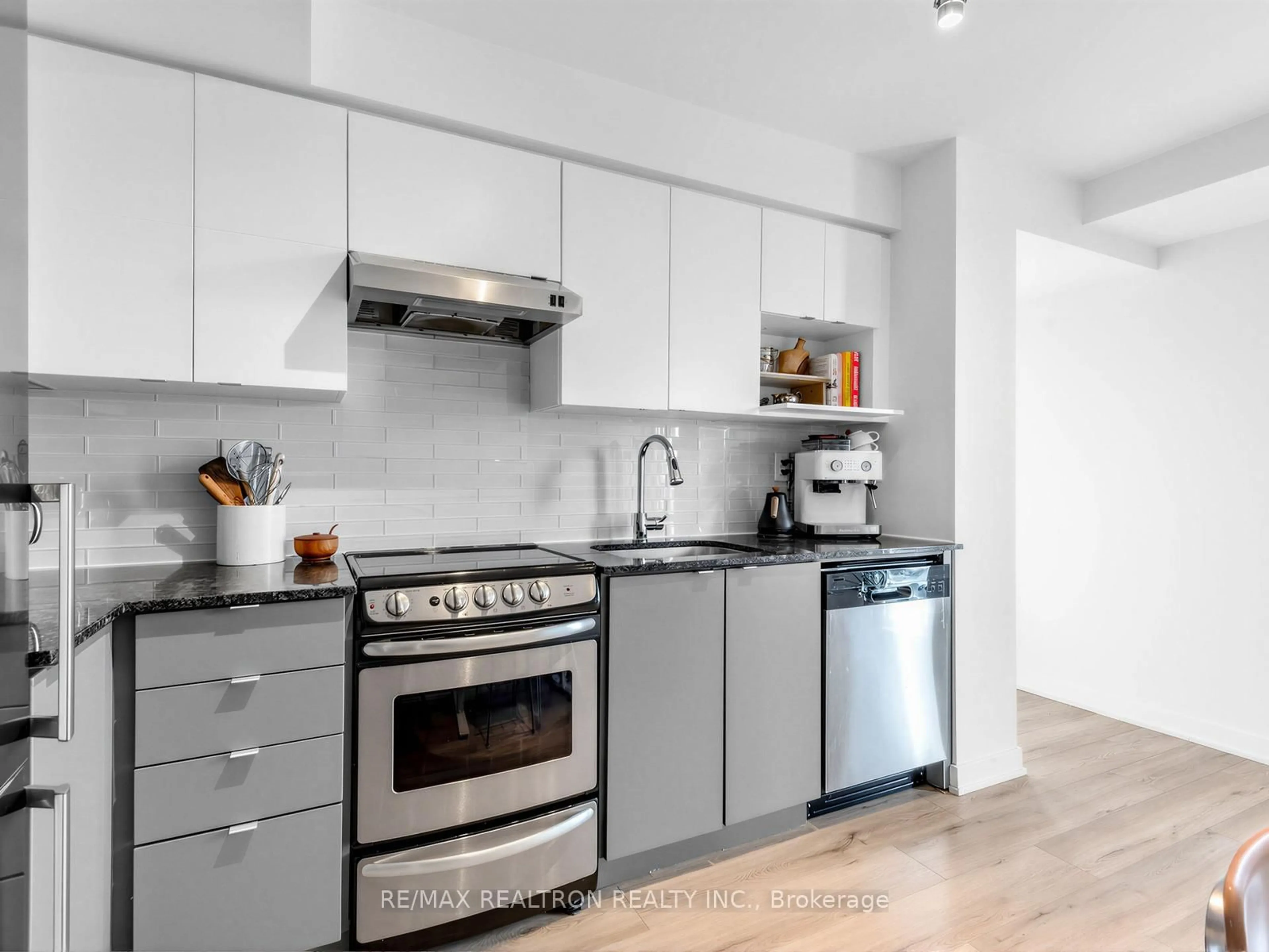 Standard kitchen, unknown for 160 Flemington Rd #1005, Toronto Ontario M6A 0A9