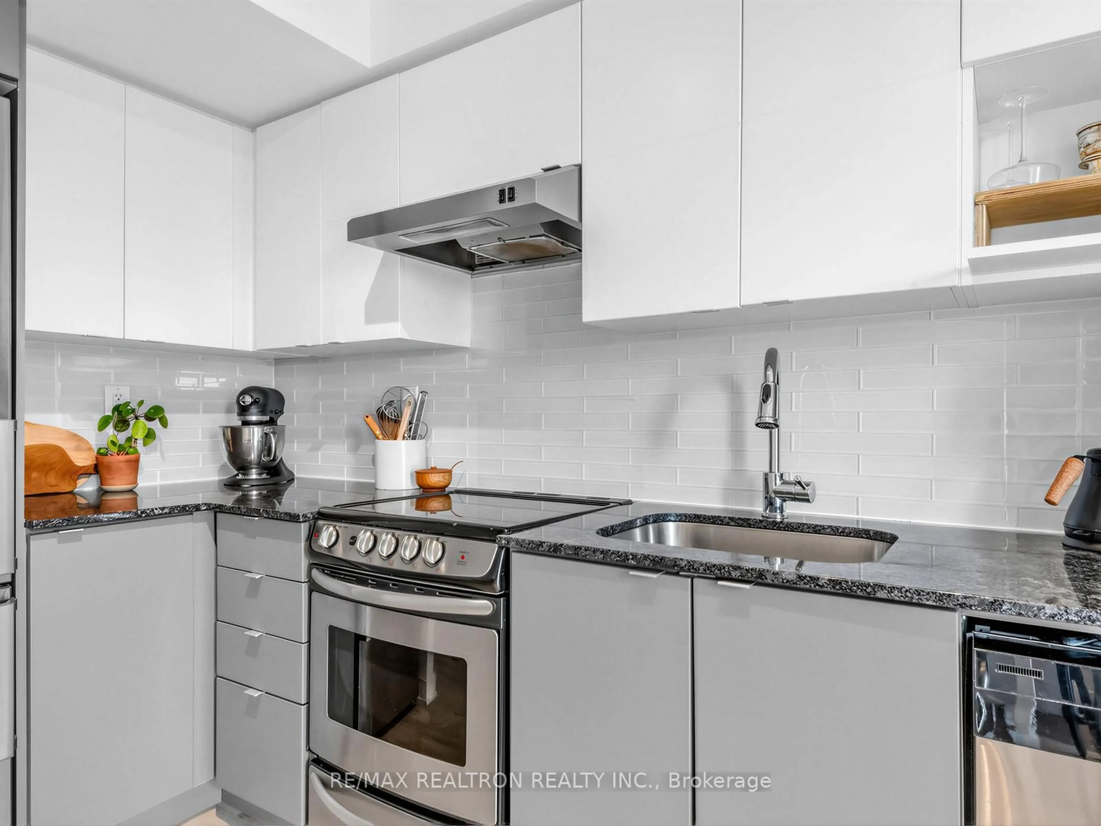 Standard kitchen, unknown for 160 Flemington Rd #1005, Toronto Ontario M6A 0A9