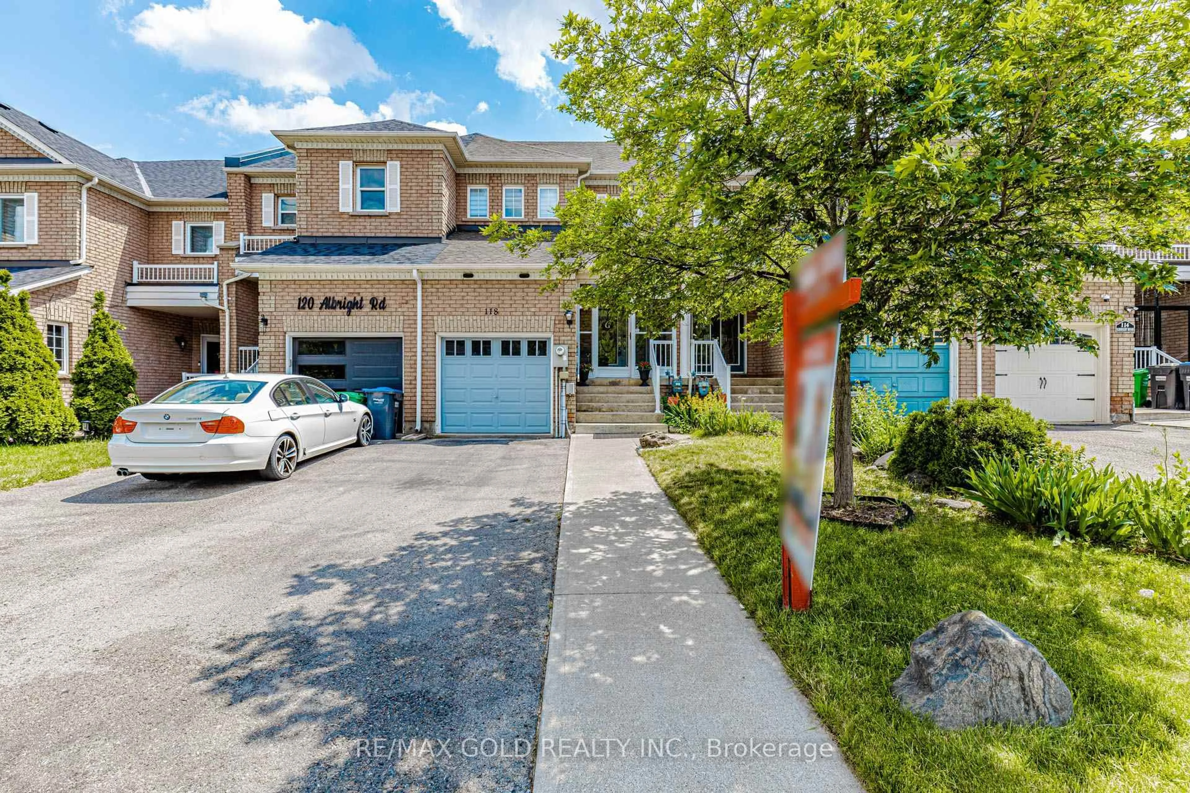 A pic from outside/outdoor area/front of a property/back of a property/a pic from drone, street for 118 Albright Rd, Brampton Ontario L6X 5E6