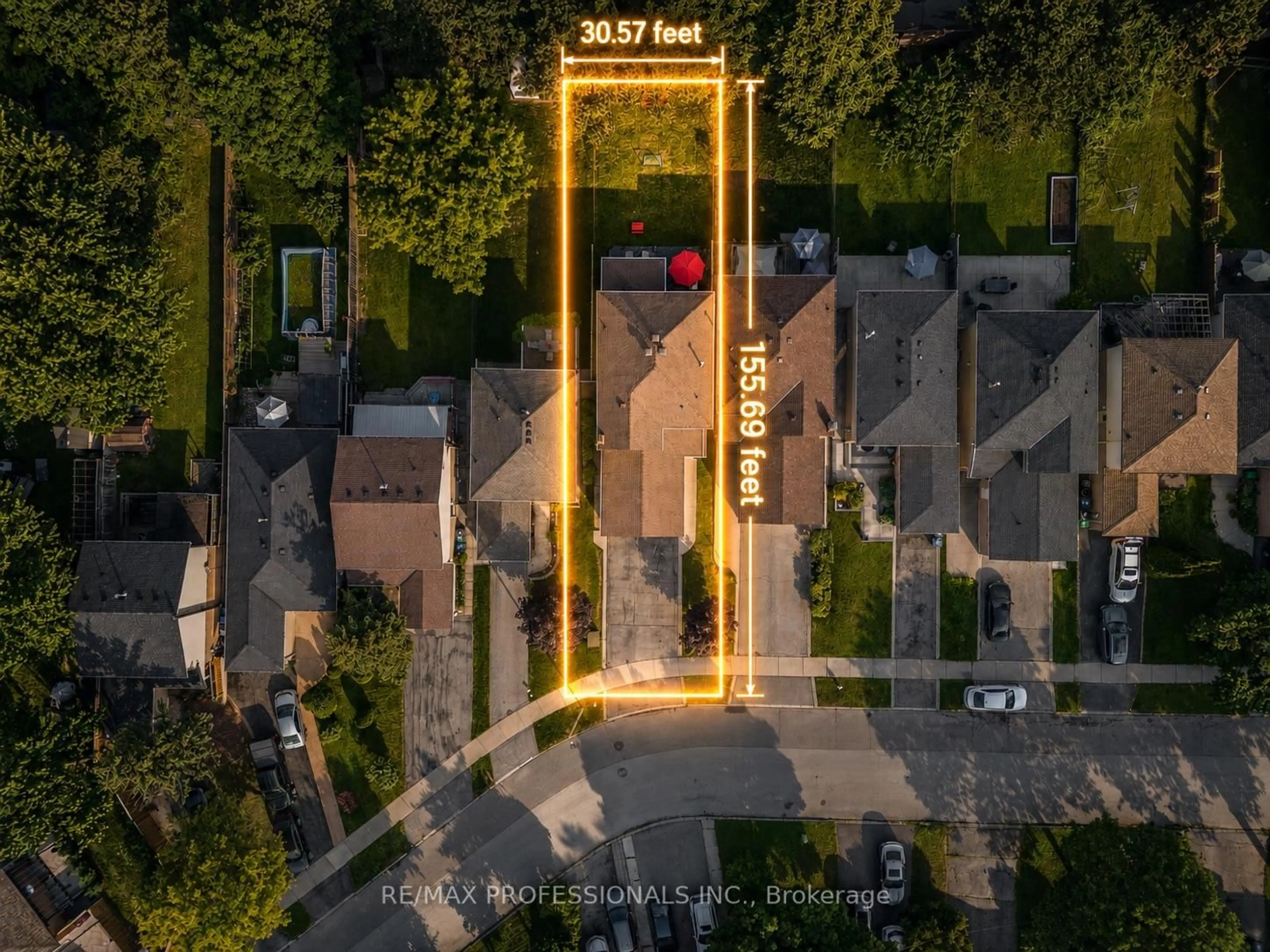 A pic from outside/outdoor area/front of a property/back of a property/a pic from drone, street for 3140 Anderson Cres, Mississauga Ontario L5N 2Y5