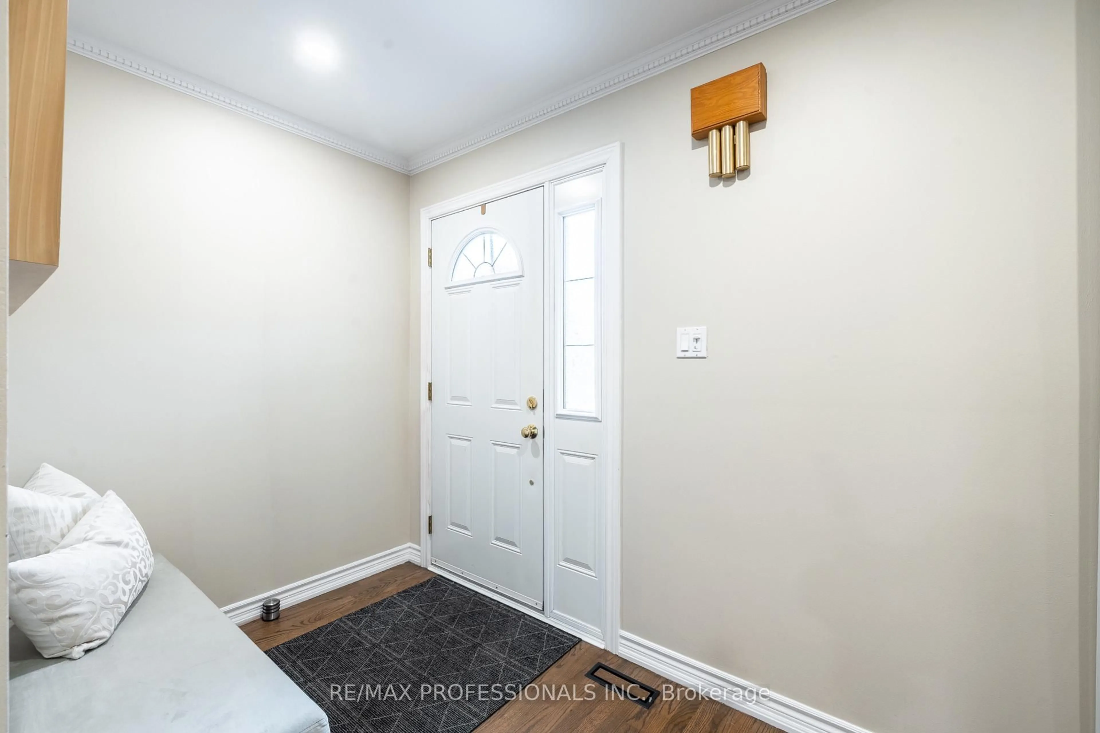Indoor entryway for 3140 Anderson Cres, Mississauga Ontario L5N 2Y5