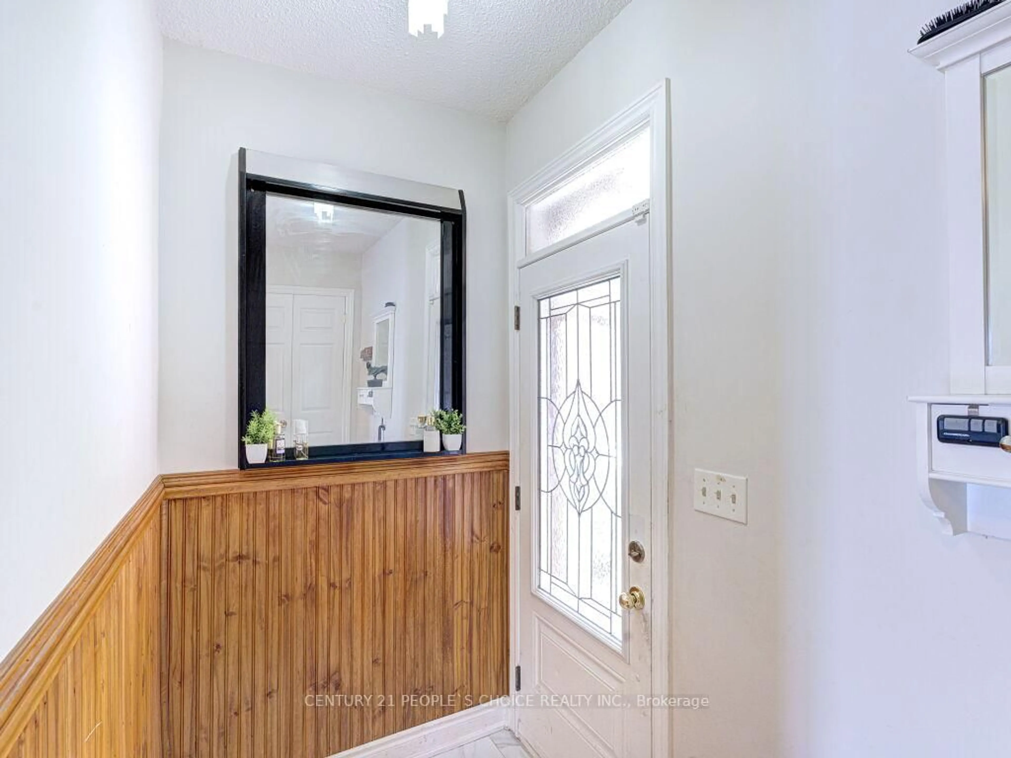 Indoor entryway for 103 Whitchurch Mews, Mississauga Ontario L5A 4B2