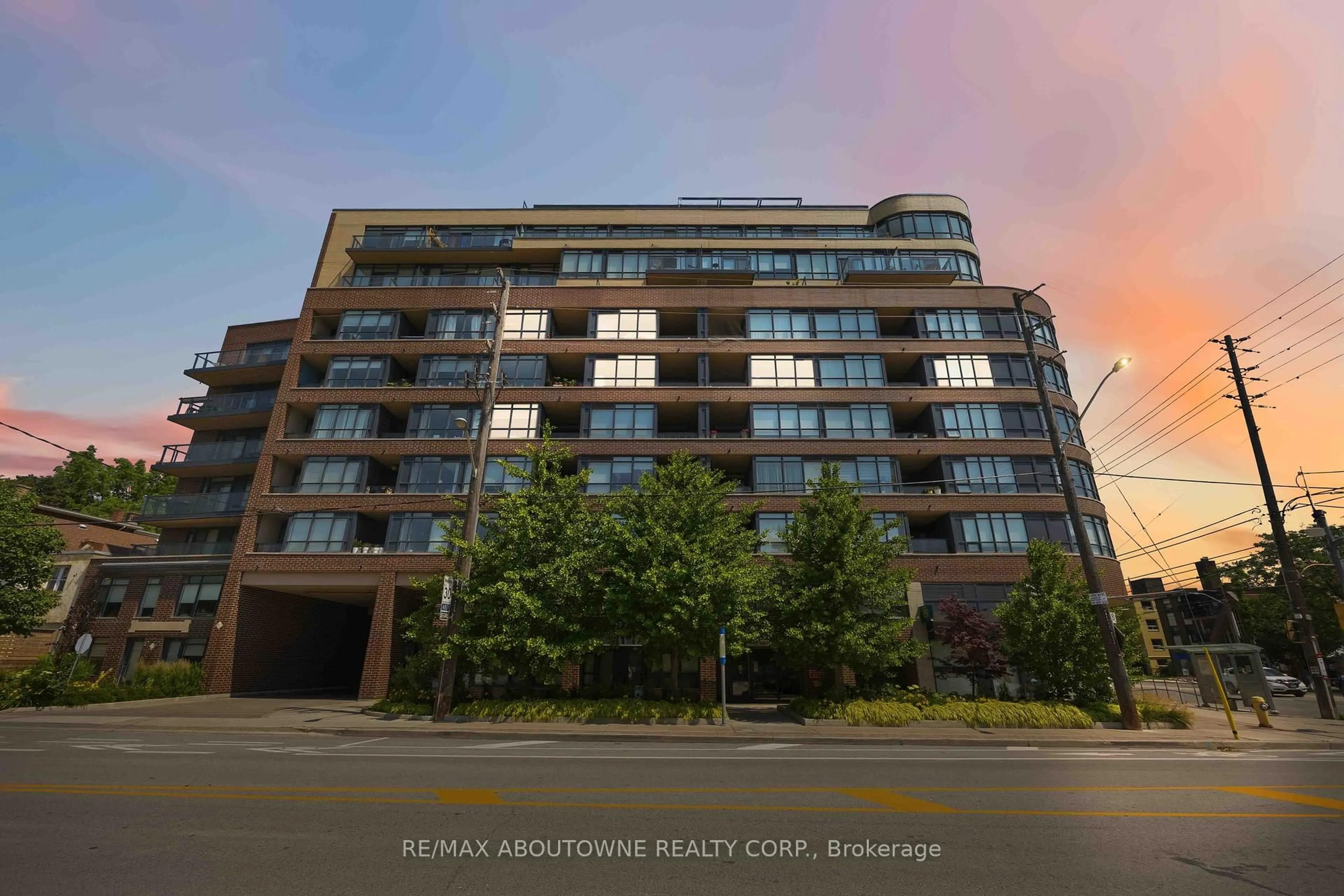 A pic from outside/outdoor area/front of a property/back of a property/a pic from drone, building for 11 Superior Ave #904, Toronto Ontario M8V 0A7