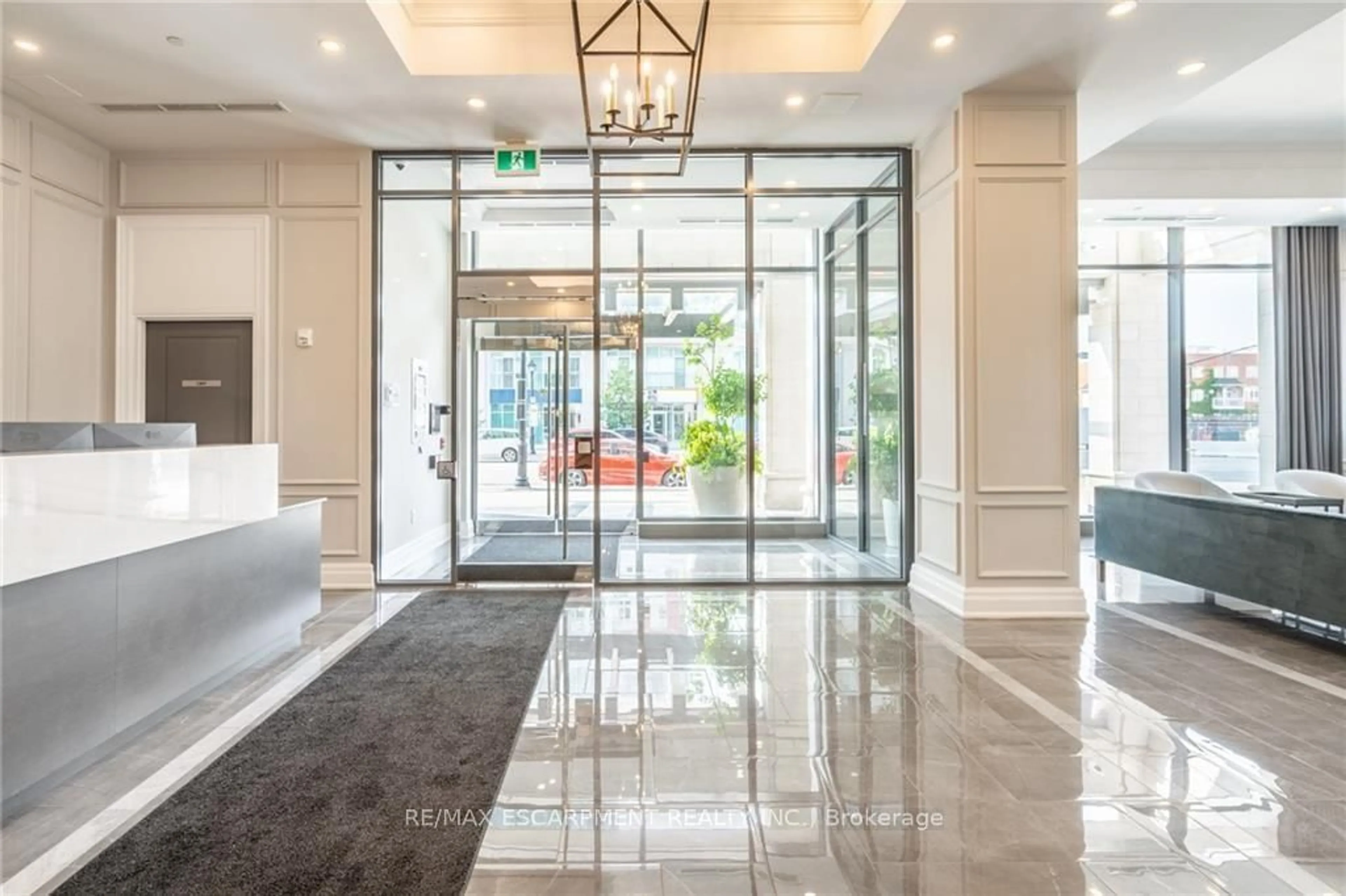Indoor foyer for 2060 Lakeshore Rd #406, Burlington Ontario L7R 0G2