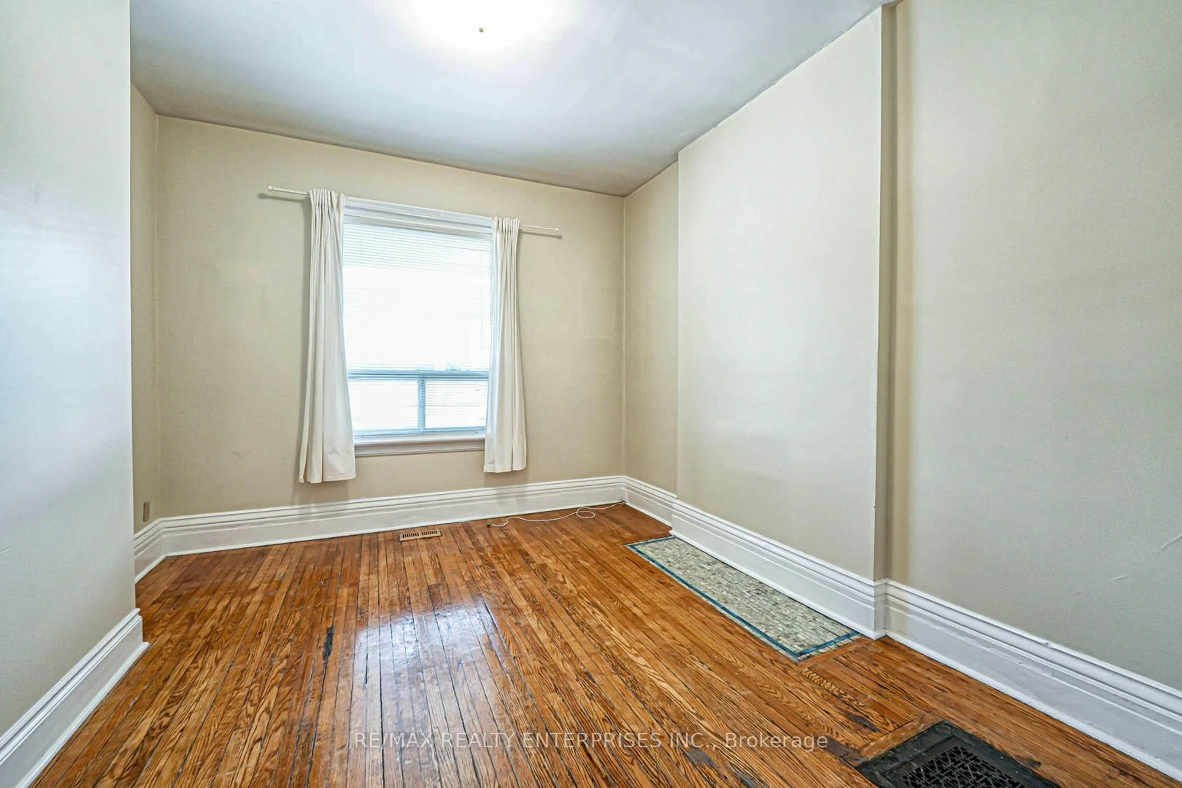 A pic of a room for 914 Dovercourt Rd, Toronto Ontario M6H 2X5