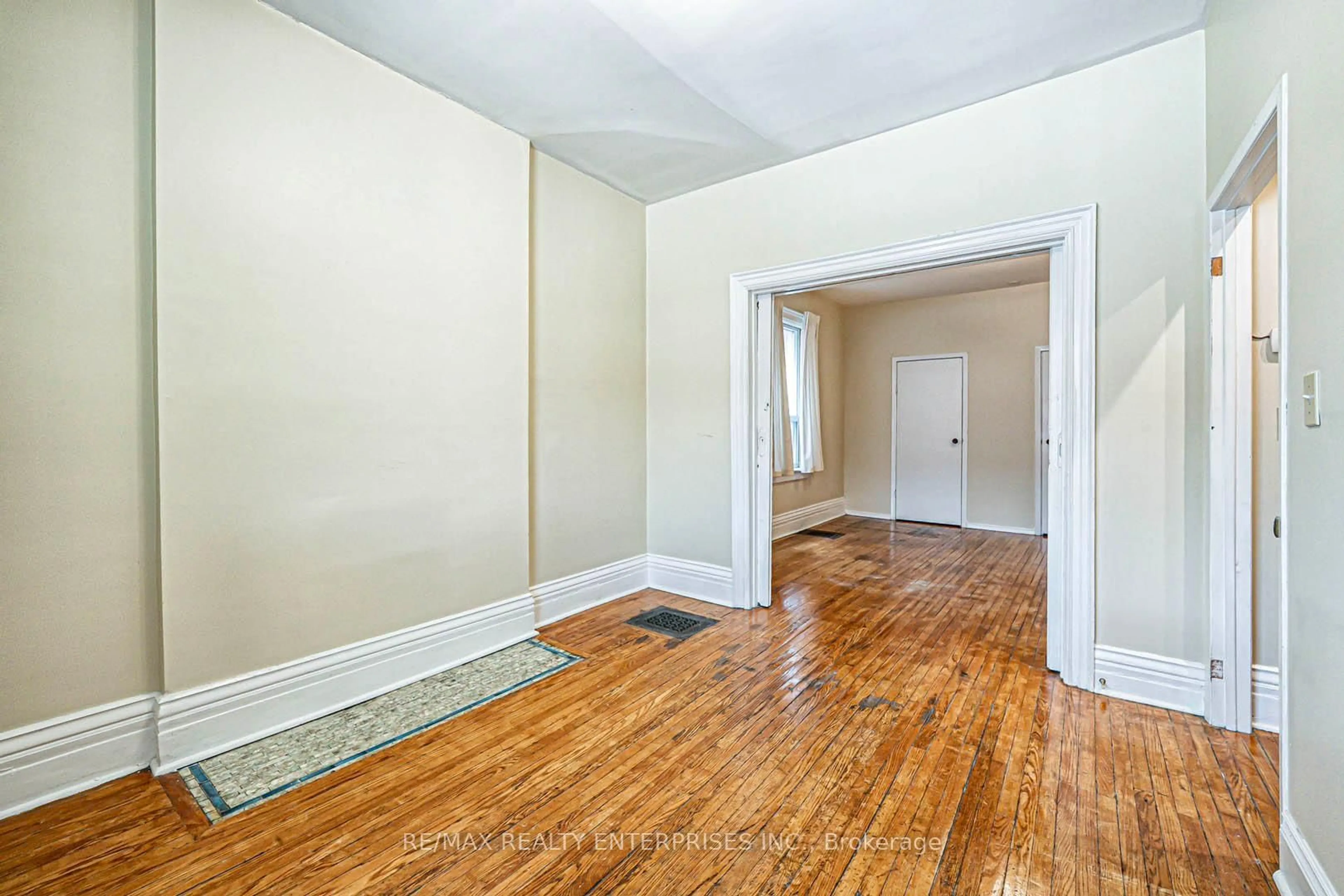 A pic of a room for 914 Dovercourt Rd, Toronto Ontario M6H 2X5