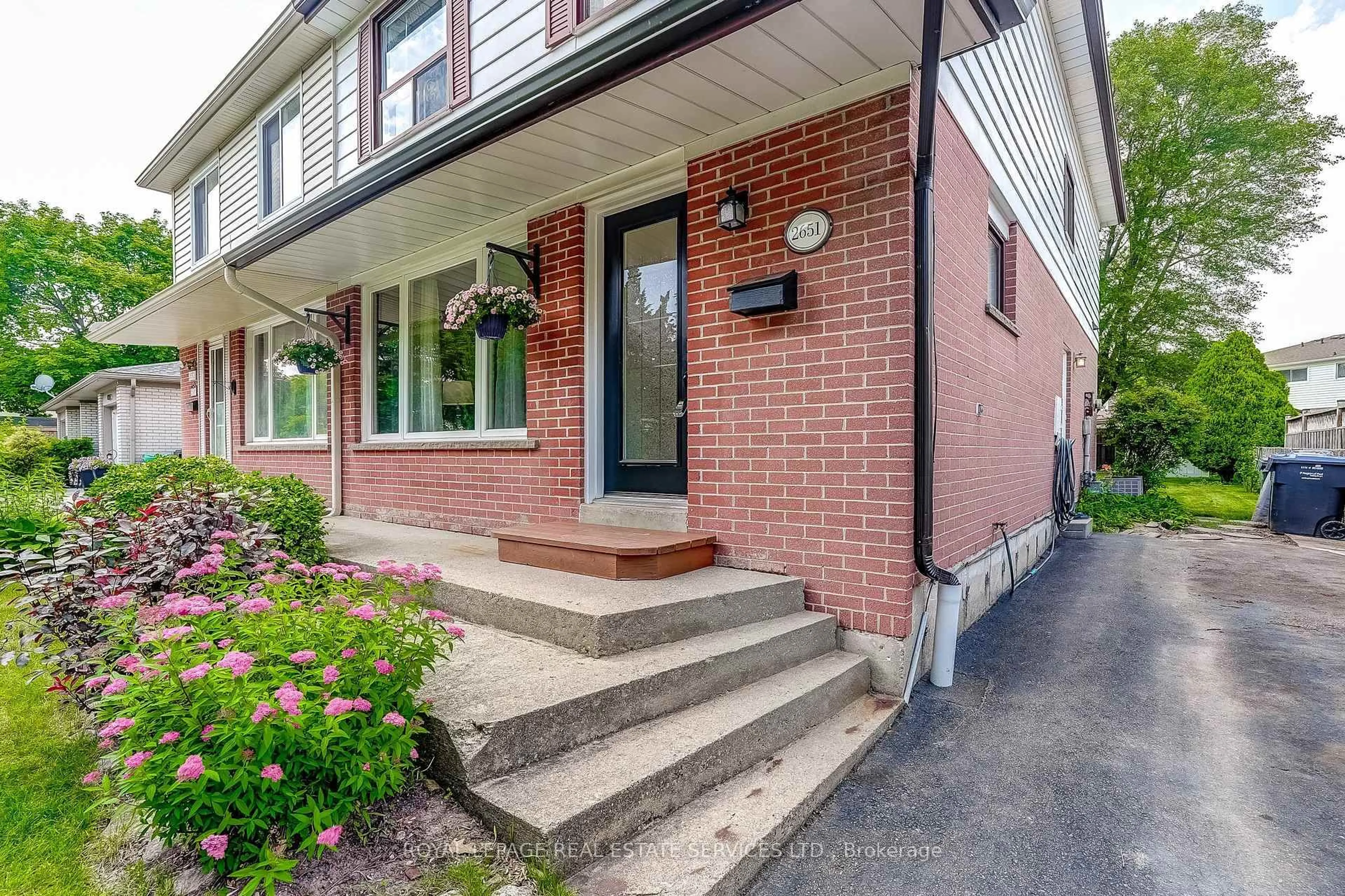 Home with brick exterior material, street for 2651 Hollington Cres, Mississauga Ontario L5K 1E8