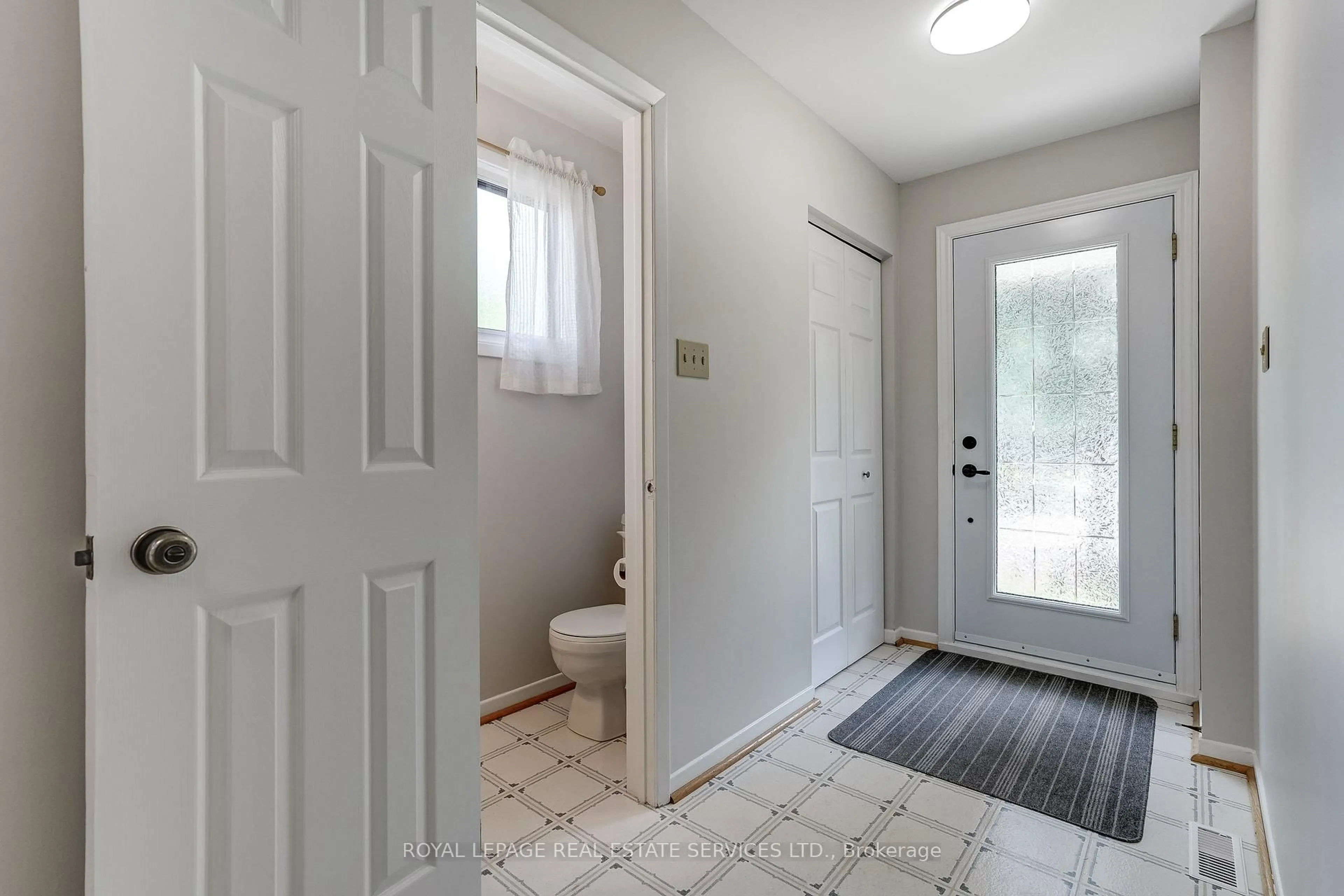 Indoor entryway for 2651 Hollington Cres, Mississauga Ontario L5K 1E8