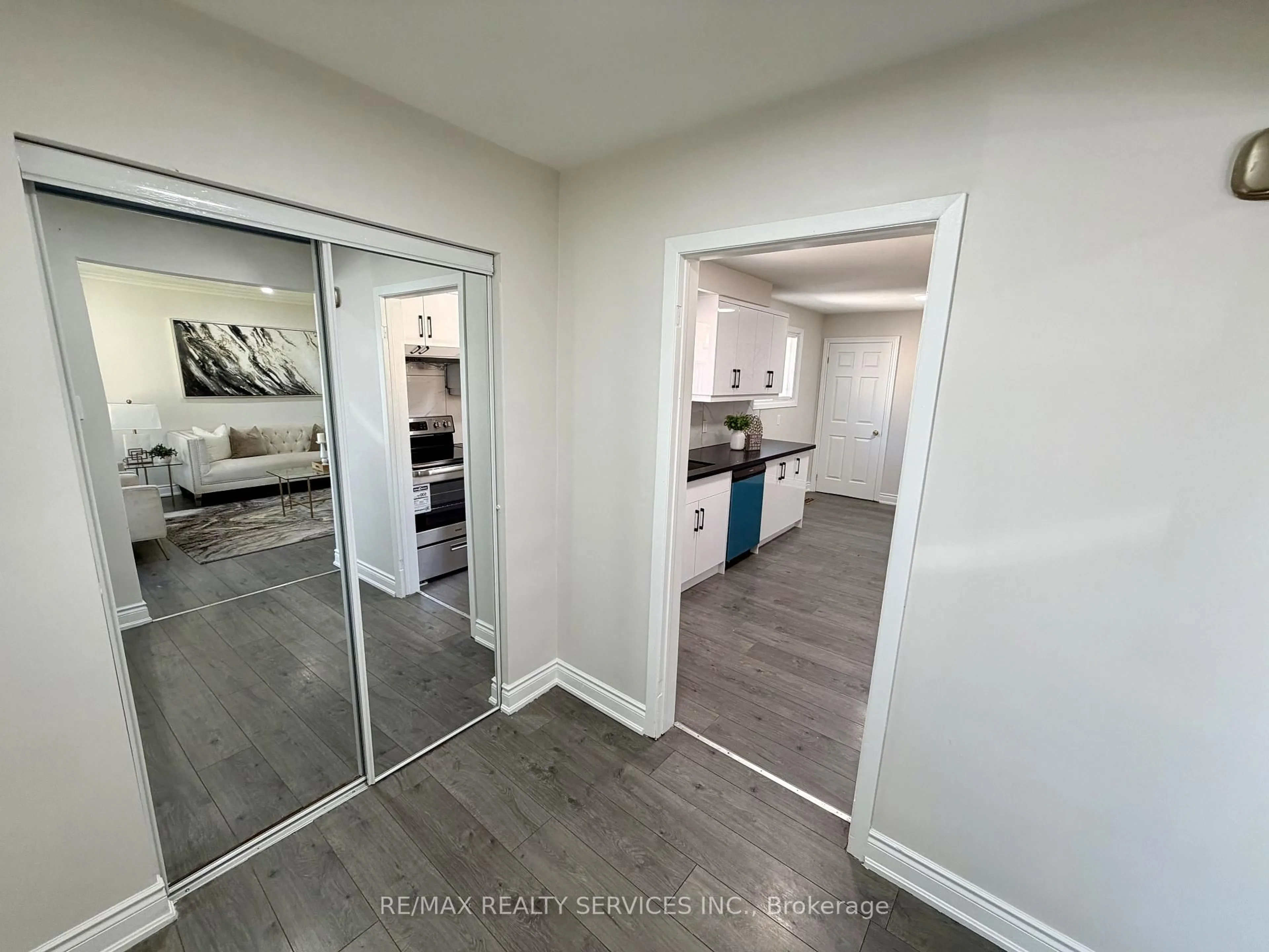 Indoor entryway for 7493 Netherwood Rd, Mississauga Ontario L4T 2N7