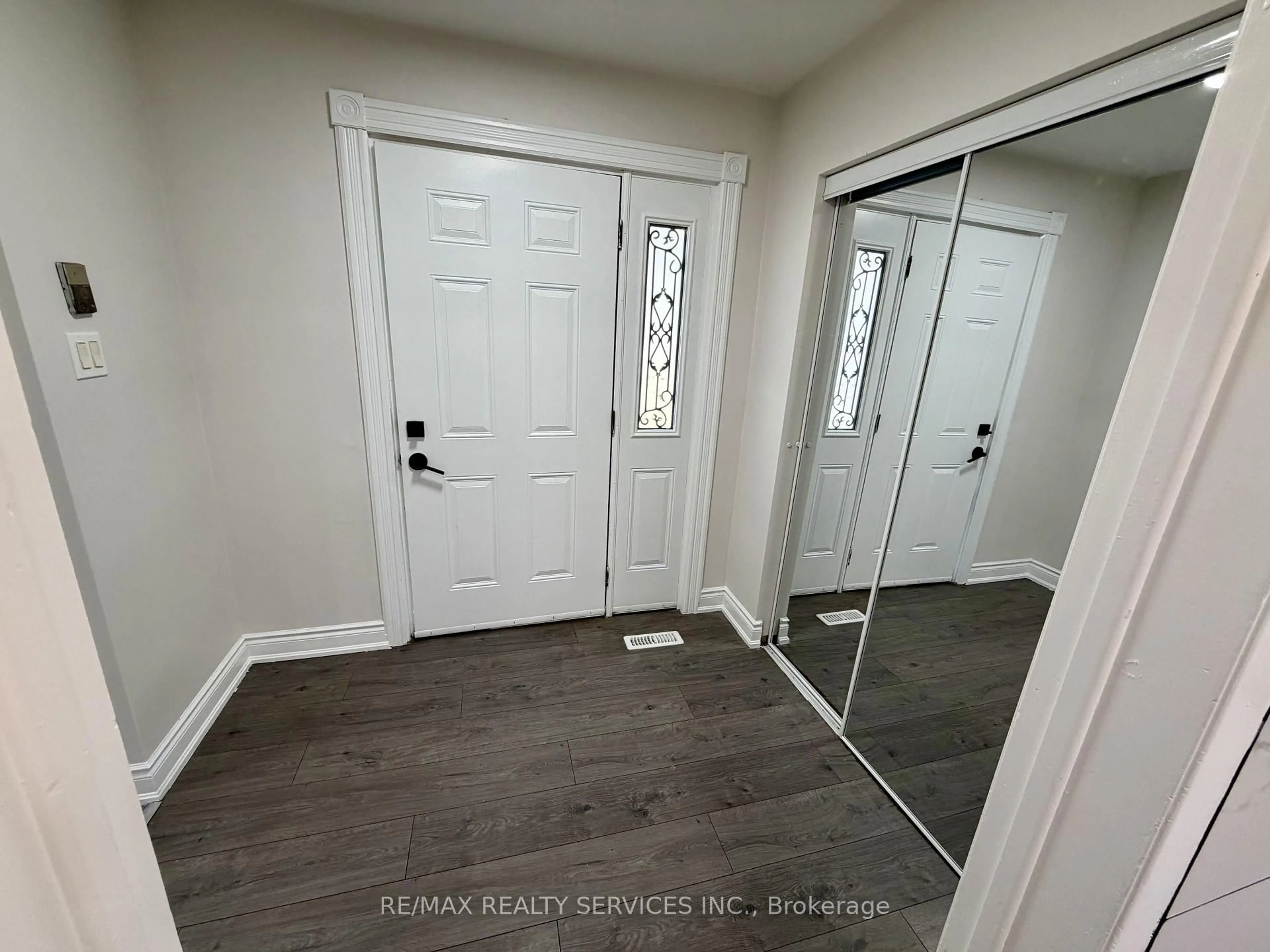 Indoor entryway for 7493 Netherwood Rd, Mississauga Ontario L4T 2N7