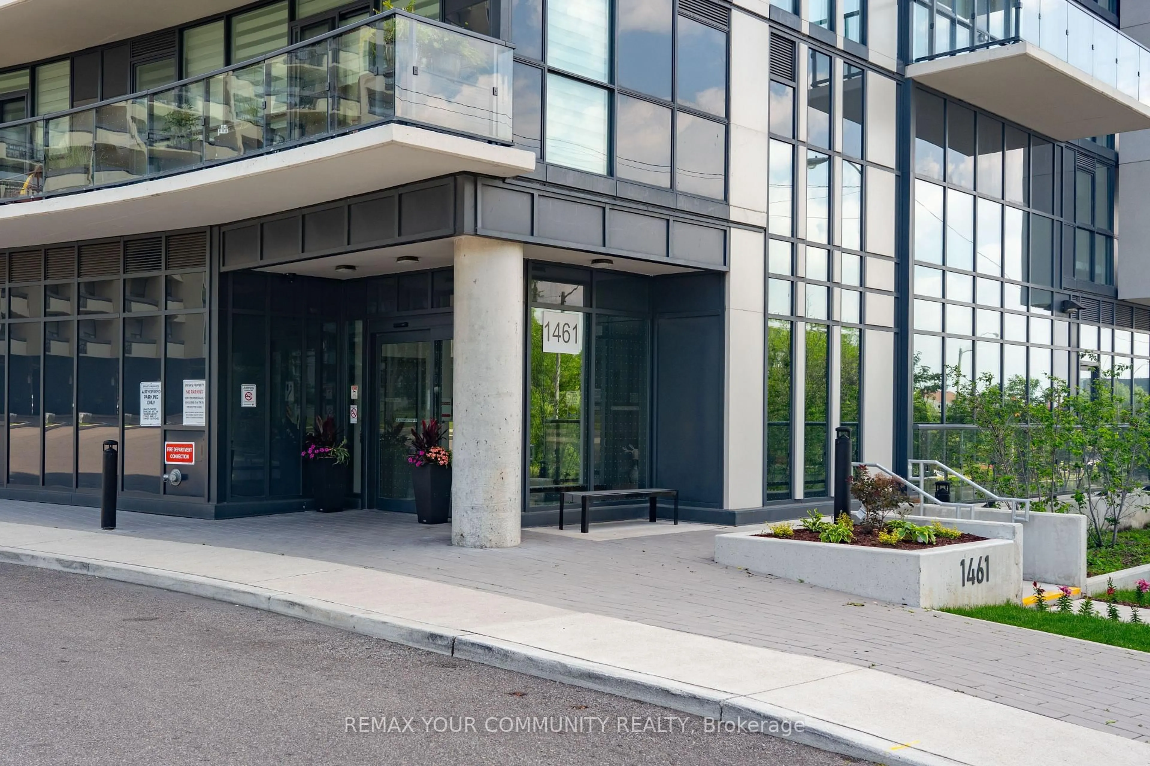 Indoor foyer for 1461 Lawrence Ave #1504, Toronto Ontario M6L 0A6