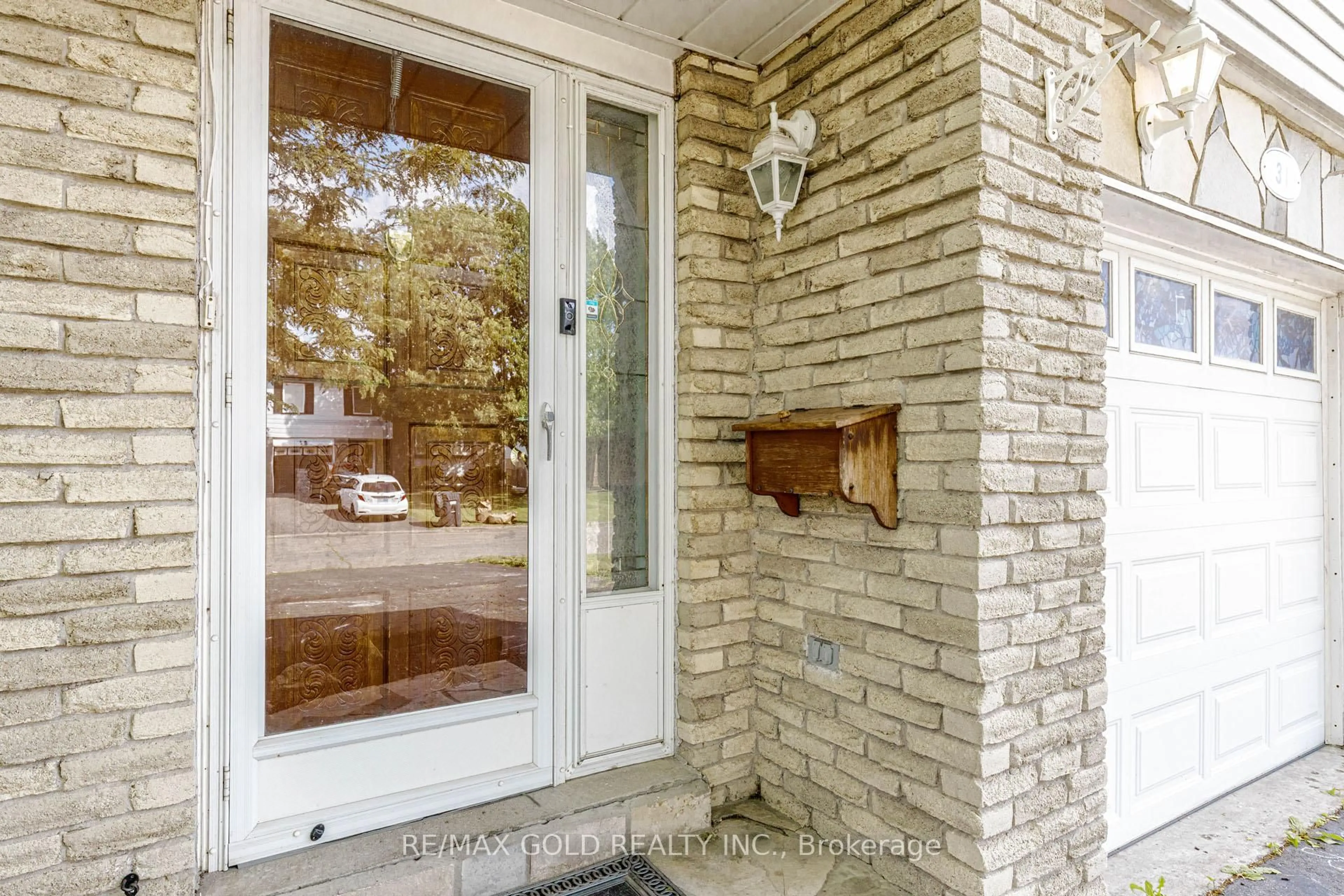 Indoor entryway for 31 Gondola Cres, Brampton Ontario L6S 1W5
