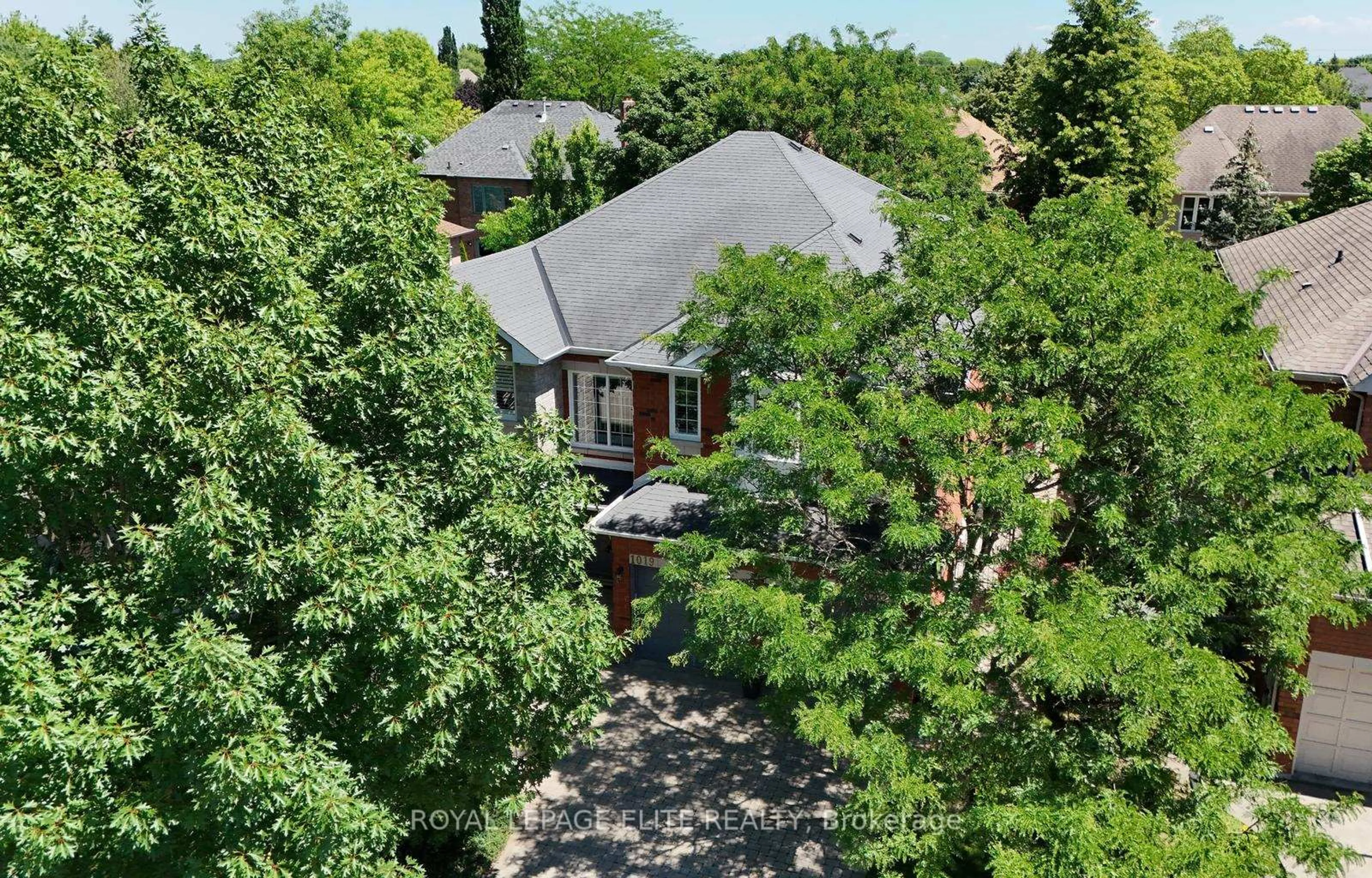 A pic from outside/outdoor area/front of a property/back of a property/a pic from drone, street for 1019 Skyvalley Cres, Oakville Ontario L6M 3L2