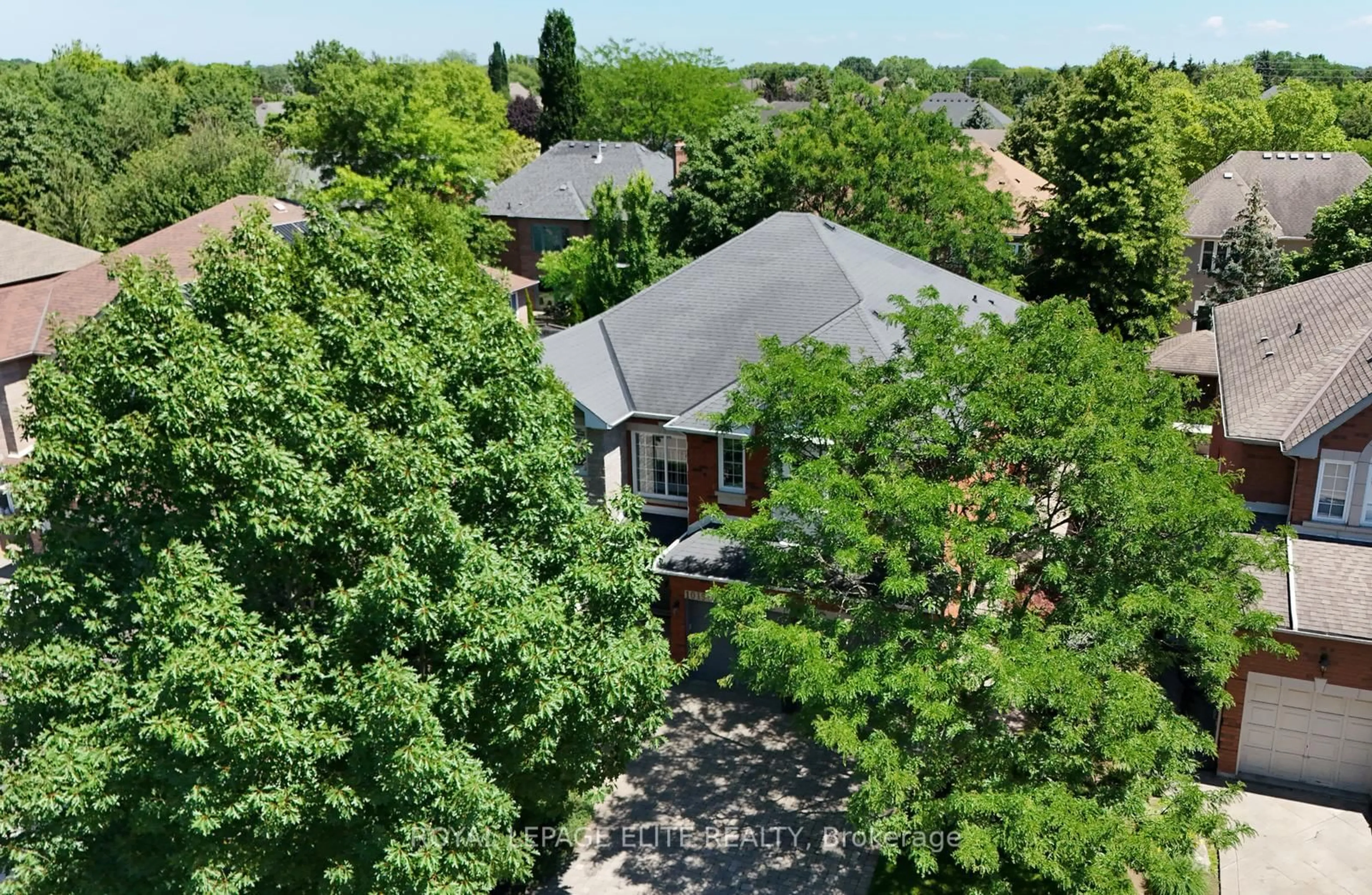 A pic from outside/outdoor area/front of a property/back of a property/a pic from drone, street for 1019 Skyvalley Cres, Oakville Ontario L6M 3L2