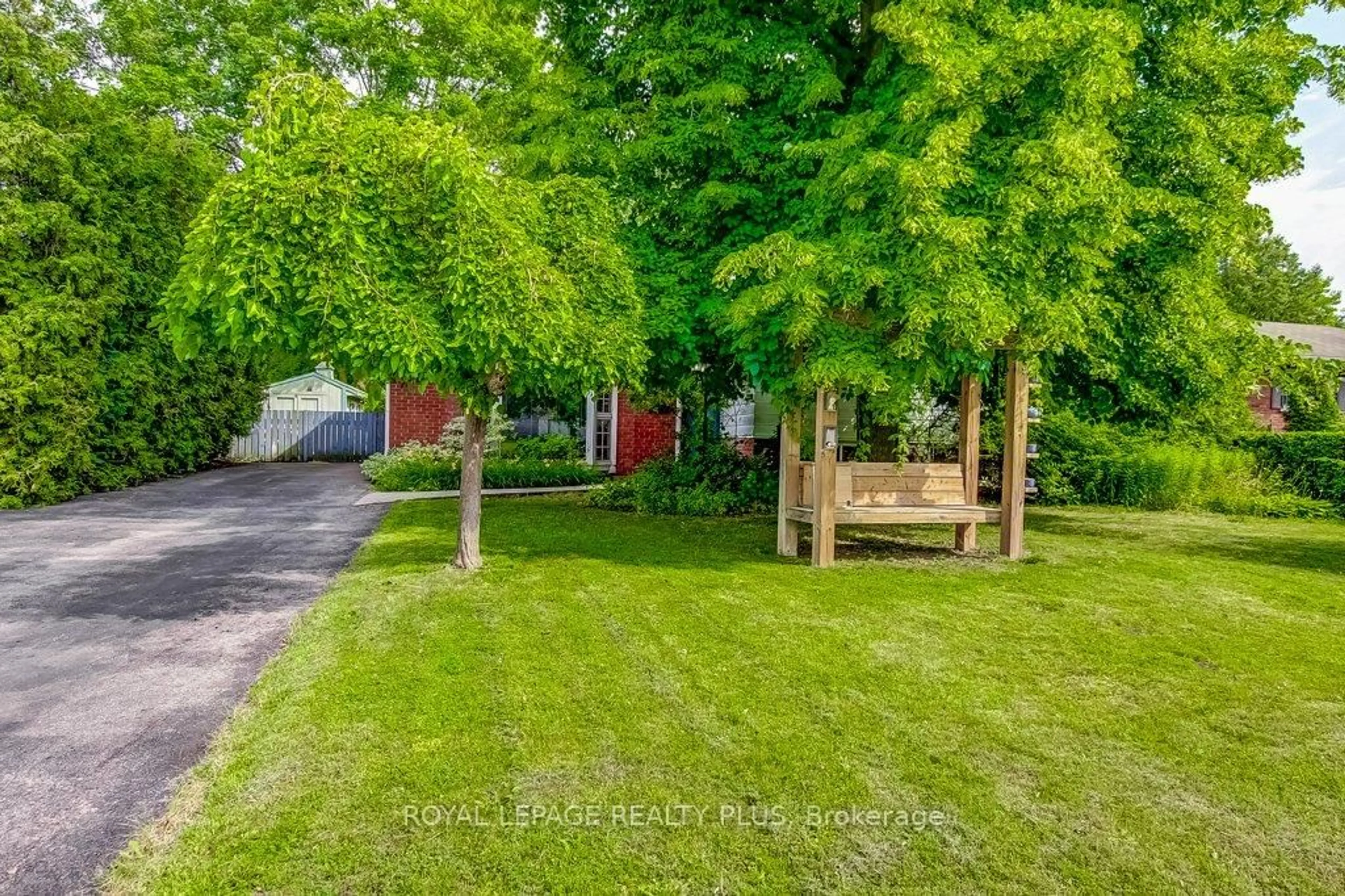 A pic from outside/outdoor area/front of a property/back of a property/a pic from drone, street for 5322 Windermere Dr, Burlington Ontario L7L 3M1