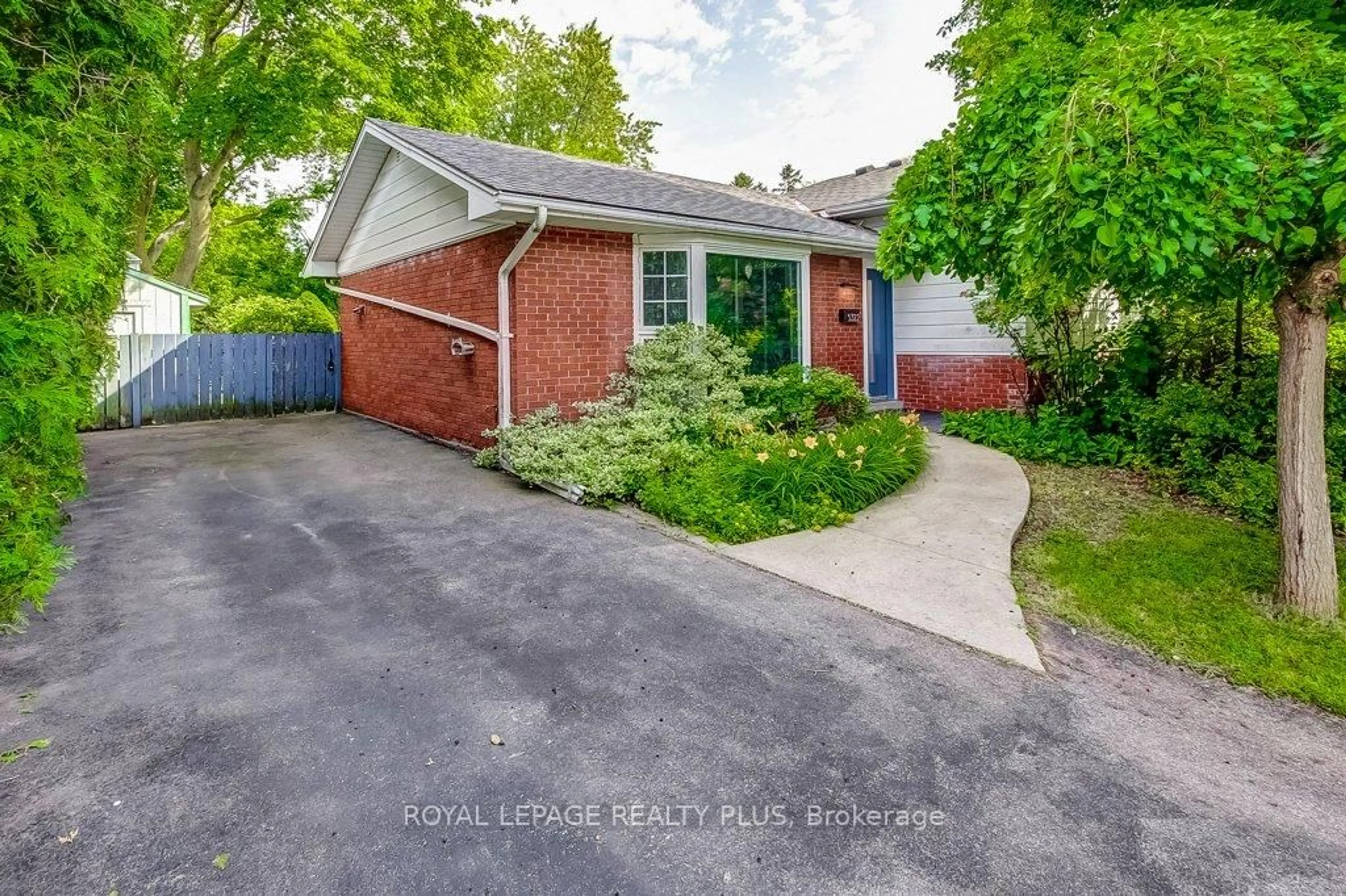 Home with brick exterior material, street for 5322 Windermere Dr, Burlington Ontario L7L 3M1