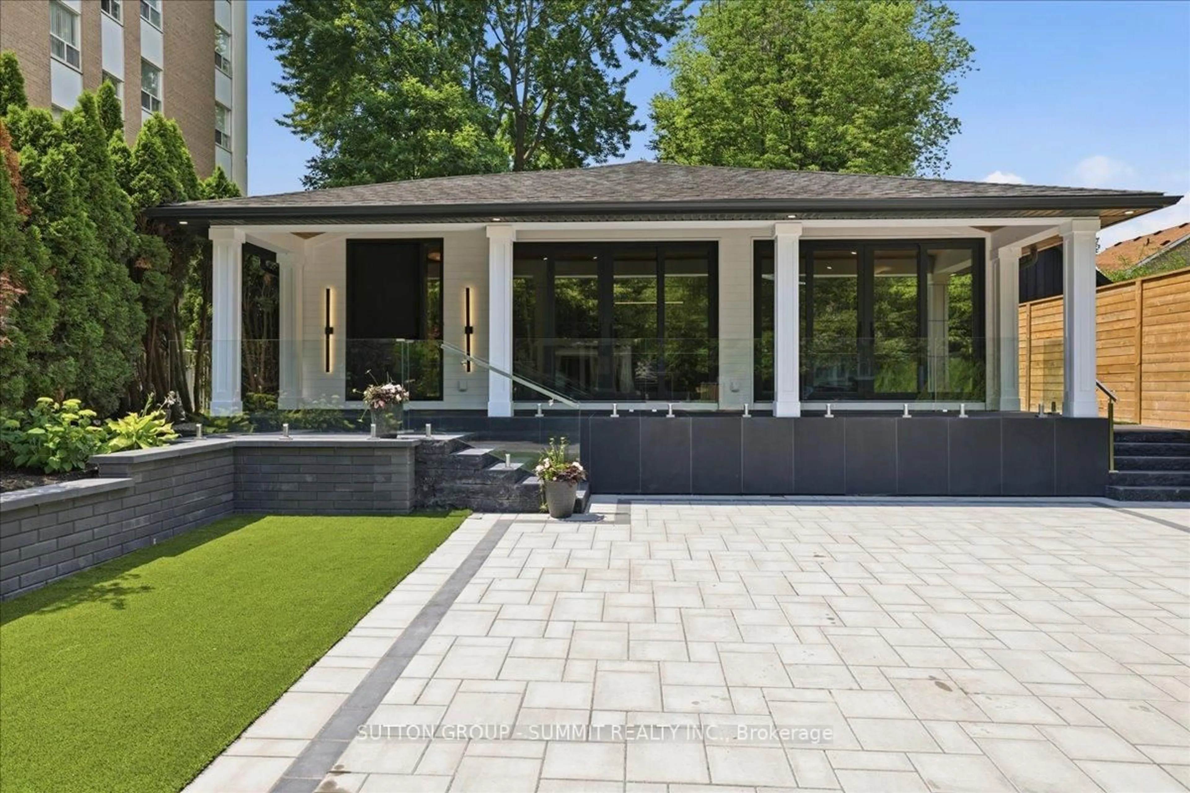 Patio, street for 160 Allan St, Oakville Ontario L6J 3N7