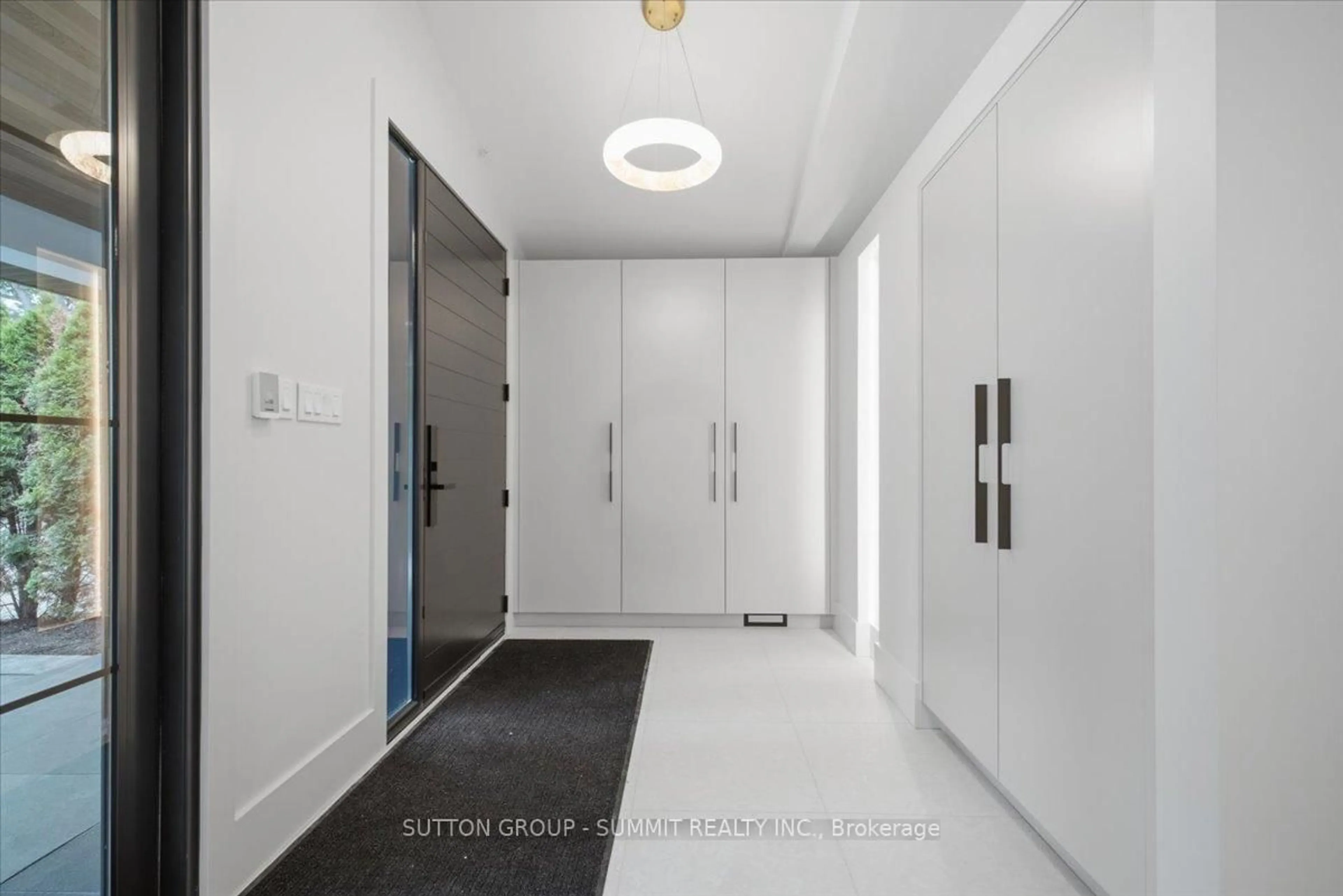 Indoor foyer for 160 Allan St, Oakville Ontario L6J 3N7