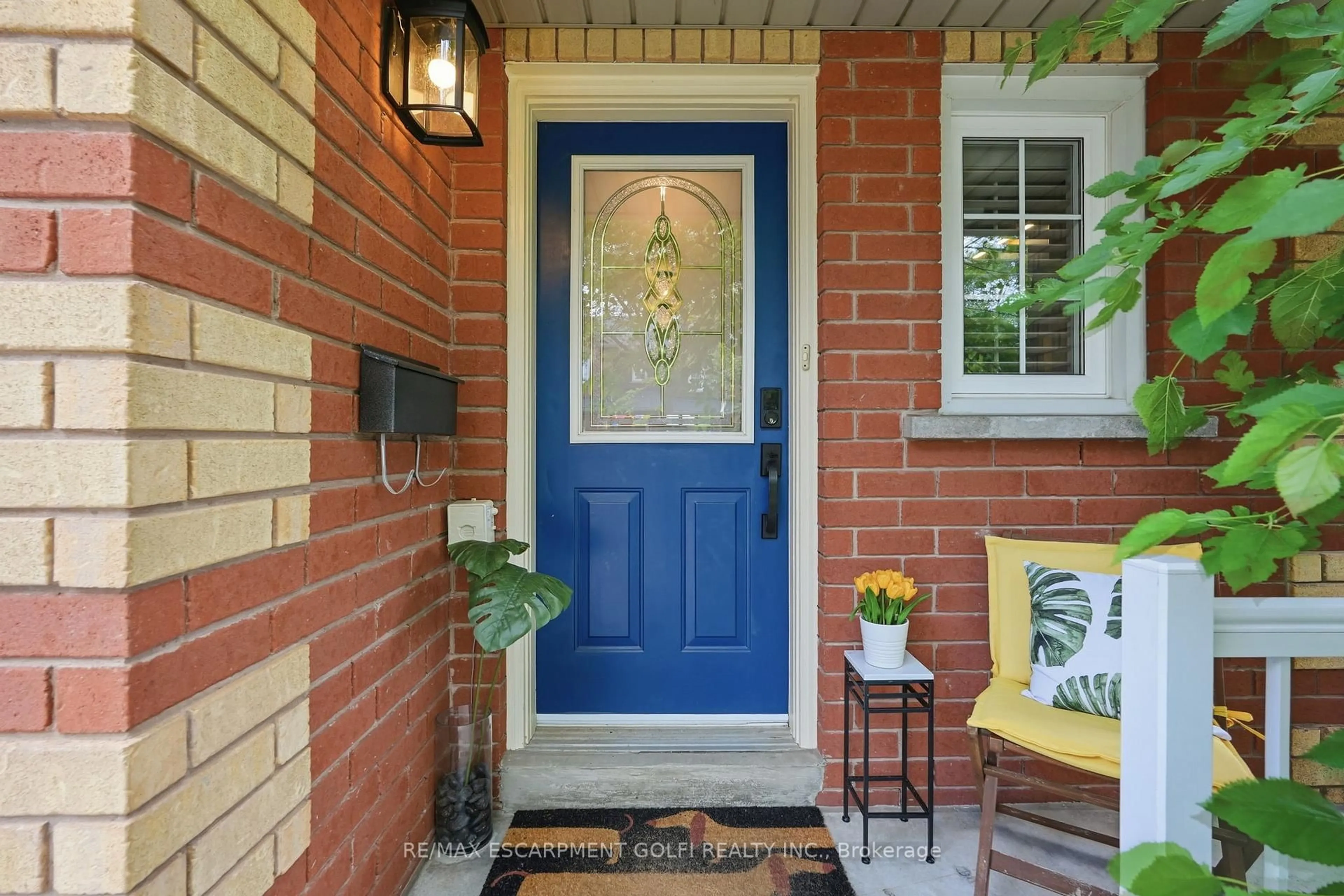 Indoor entryway for 2022 Atkinson Dr #34, Burlington Ontario L7M 4H6