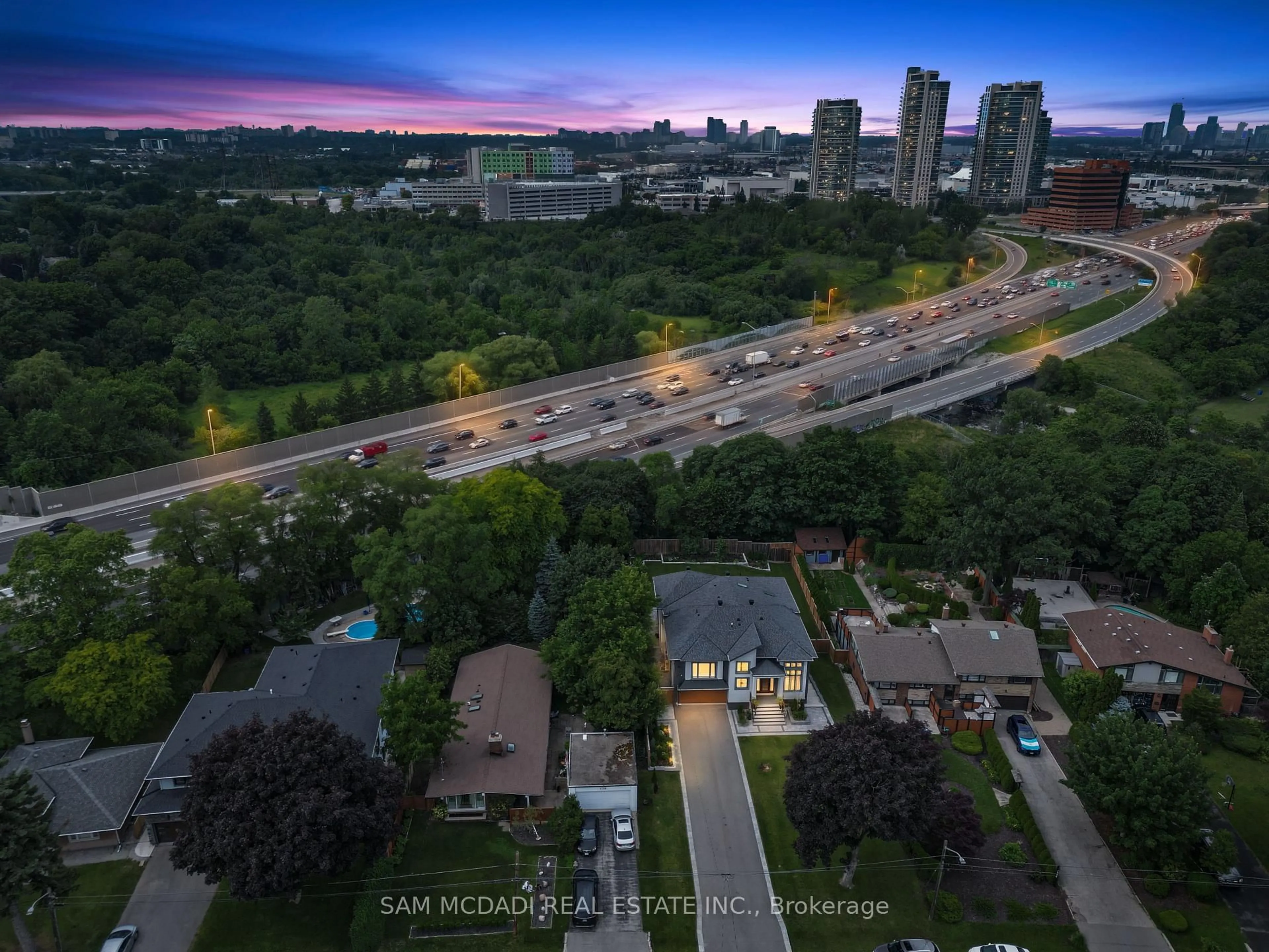 A pic from outside/outdoor area/front of a property/back of a property/a pic from drone, city buildings view from balcony for 1750 Lincolnshire Blvd, Mississauga Ontario L5E 2S7