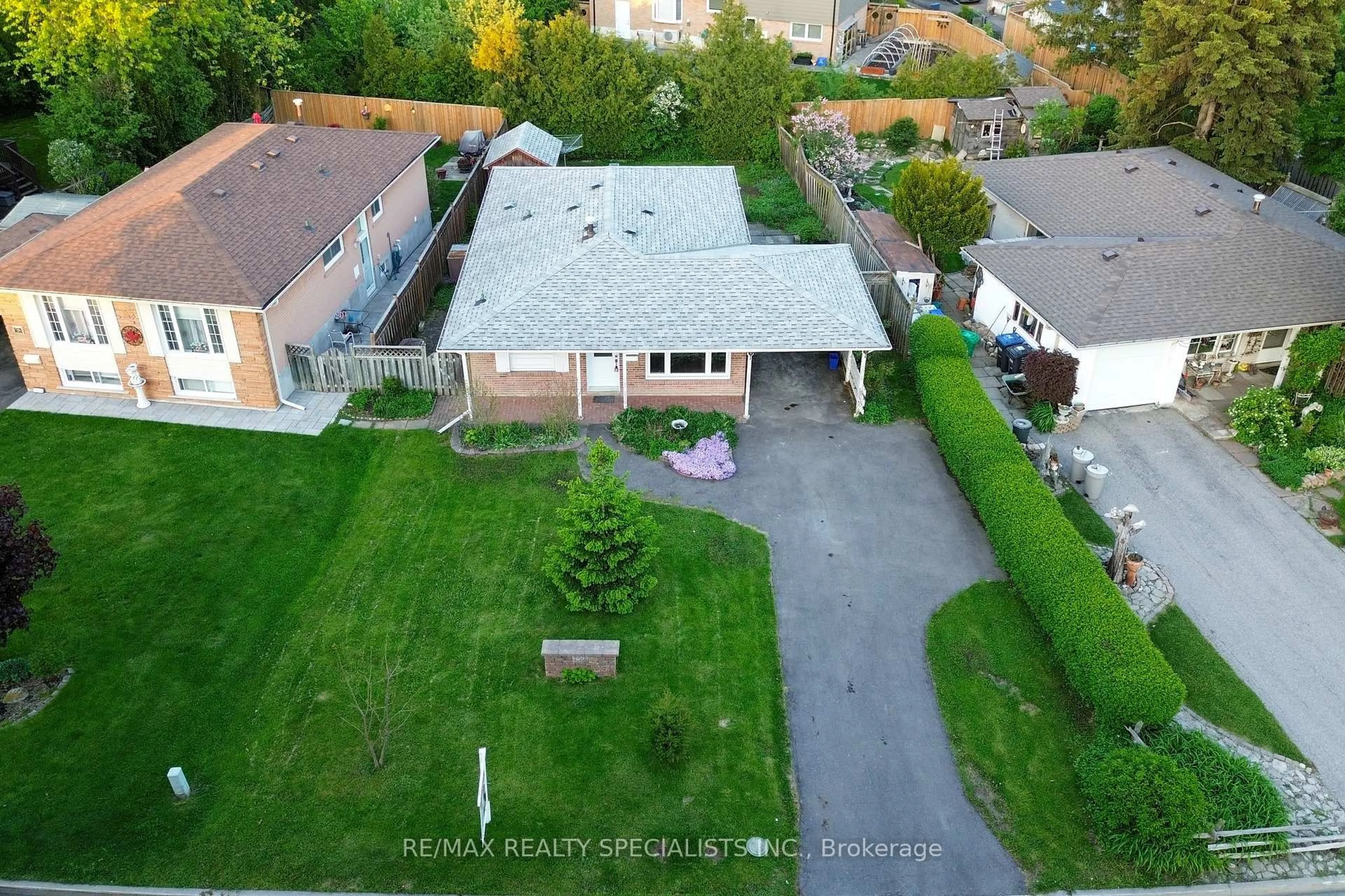 A pic from outside/outdoor area/front of a property/back of a property/a pic from drone, street for 159 Bartley Bull Pkwy, Brampton Ontario L6W 2K1