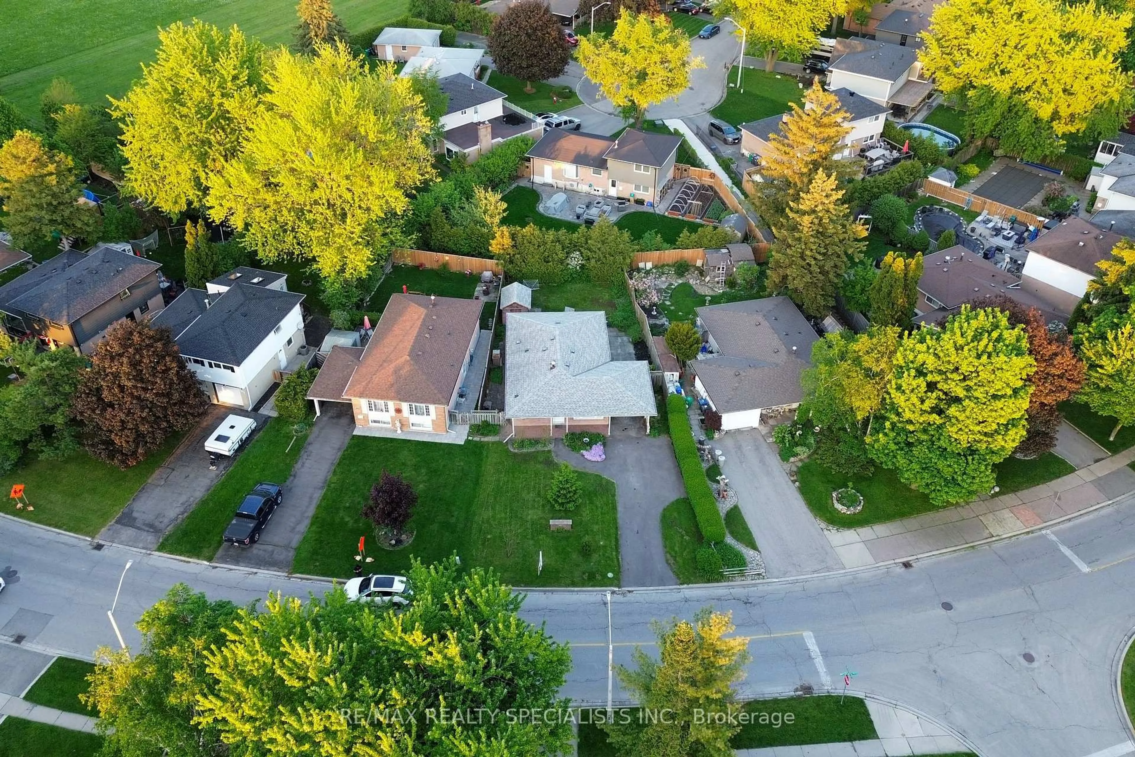 A pic from outside/outdoor area/front of a property/back of a property/a pic from drone, street for 159 Bartley Bull Pkwy, Brampton Ontario L6W 2K1