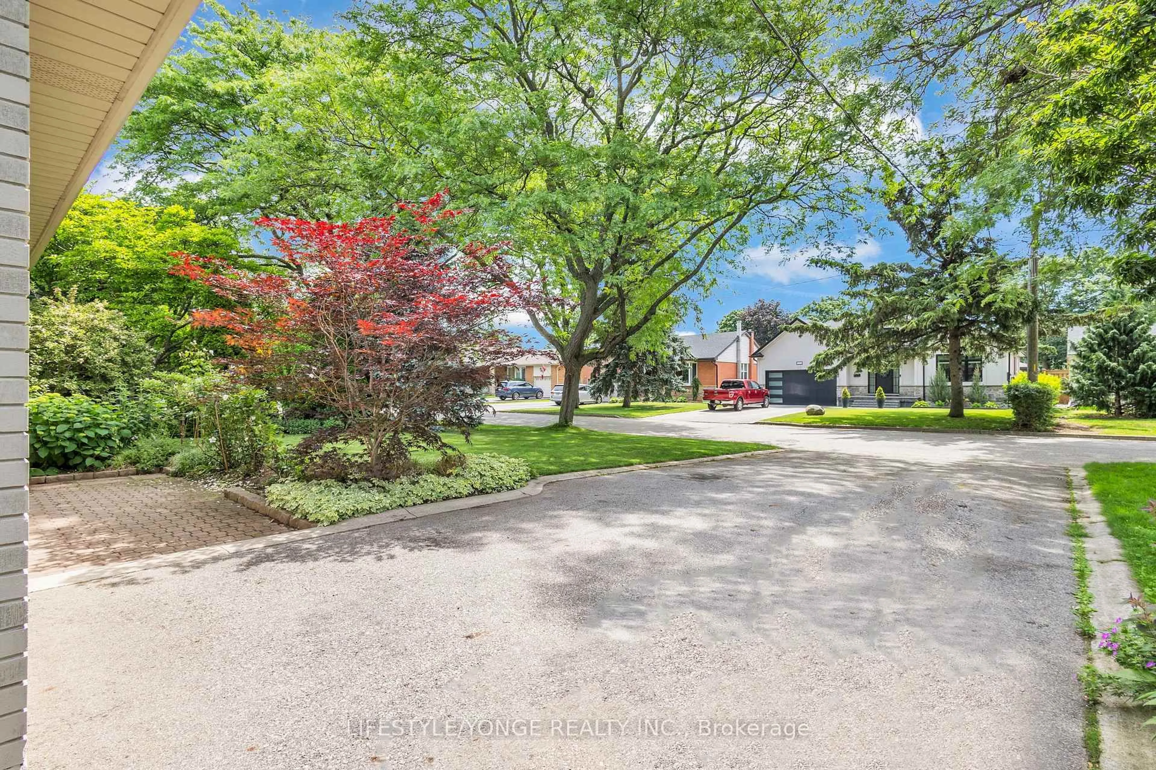 A pic from outside/outdoor area/front of a property/back of a property/a pic from drone, street for 5425 Winston Rd, Burlington Ontario L7L 3B3
