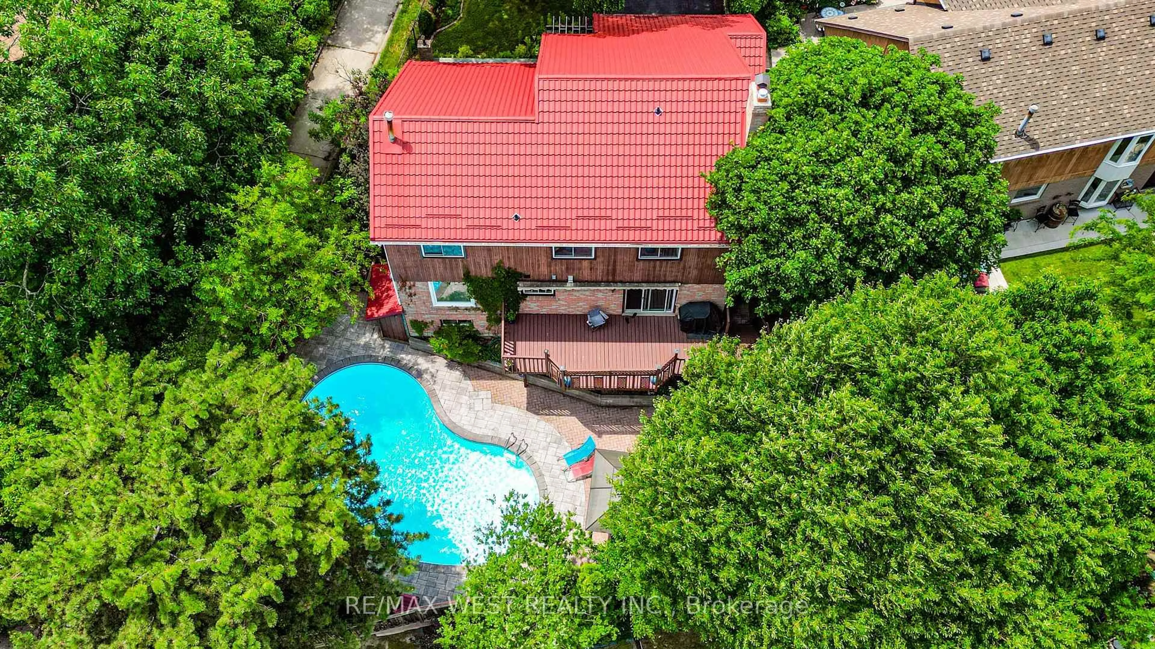 A pic from outside/outdoor area/front of a property/back of a property/a pic from drone, unknown for 18 Trillium Crt, Brampton Ontario L6S 3L8